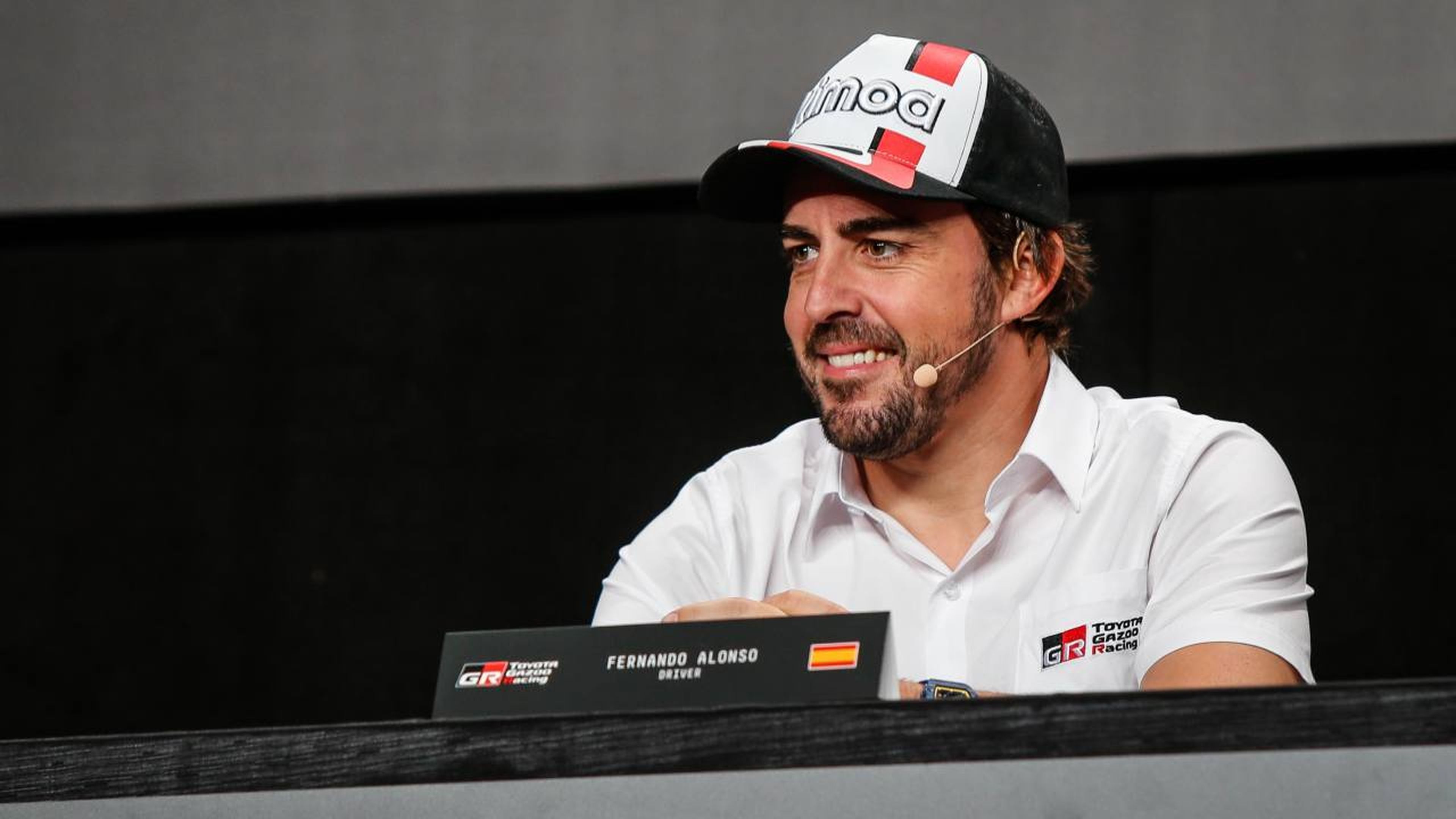 Fernando Alonso en la presentación del Dakar