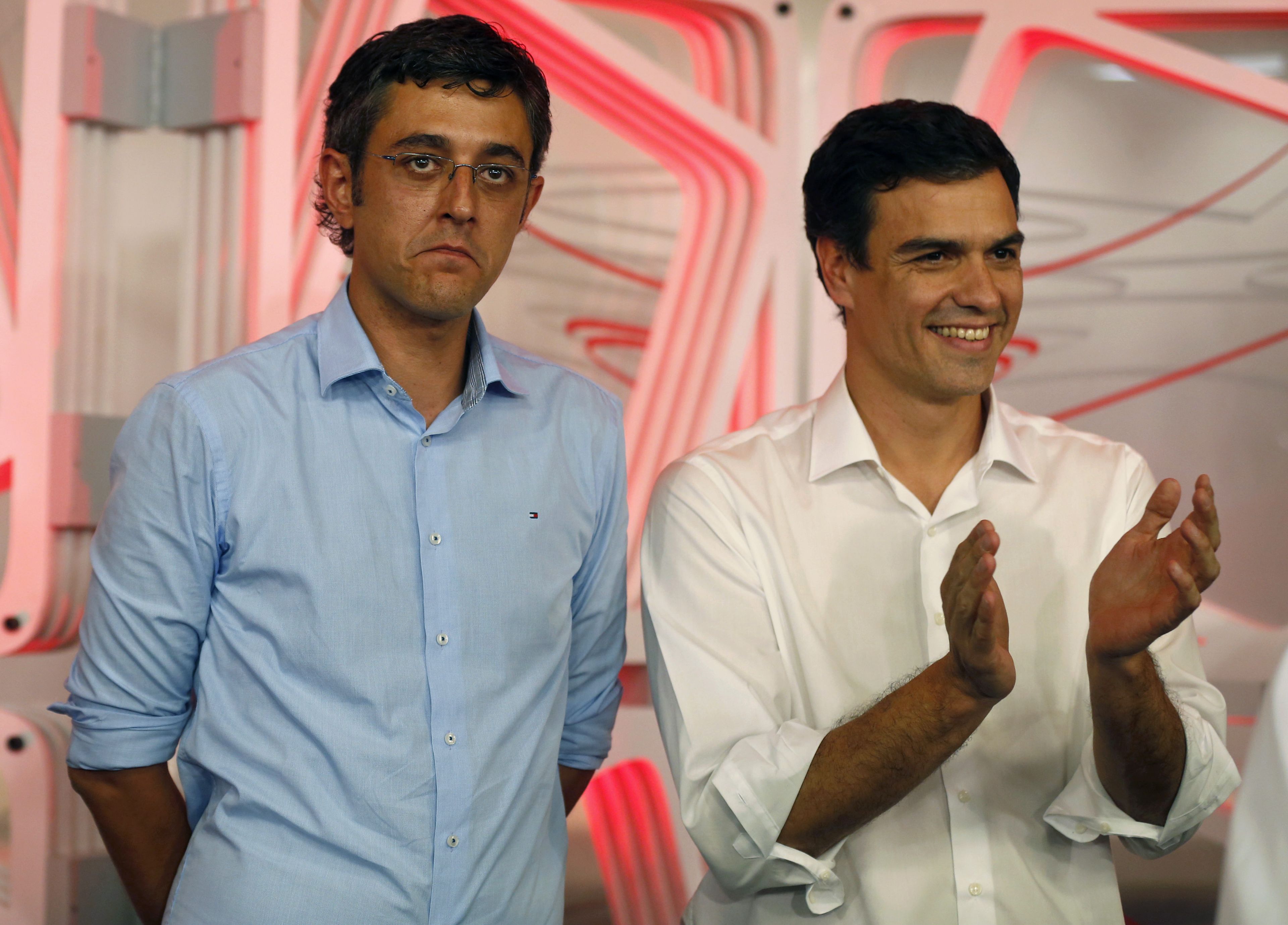 Madina (izquierda, con una cara larga) y Sánchez (derecha, sonriente), tras las primarias del PSOE de 2014.