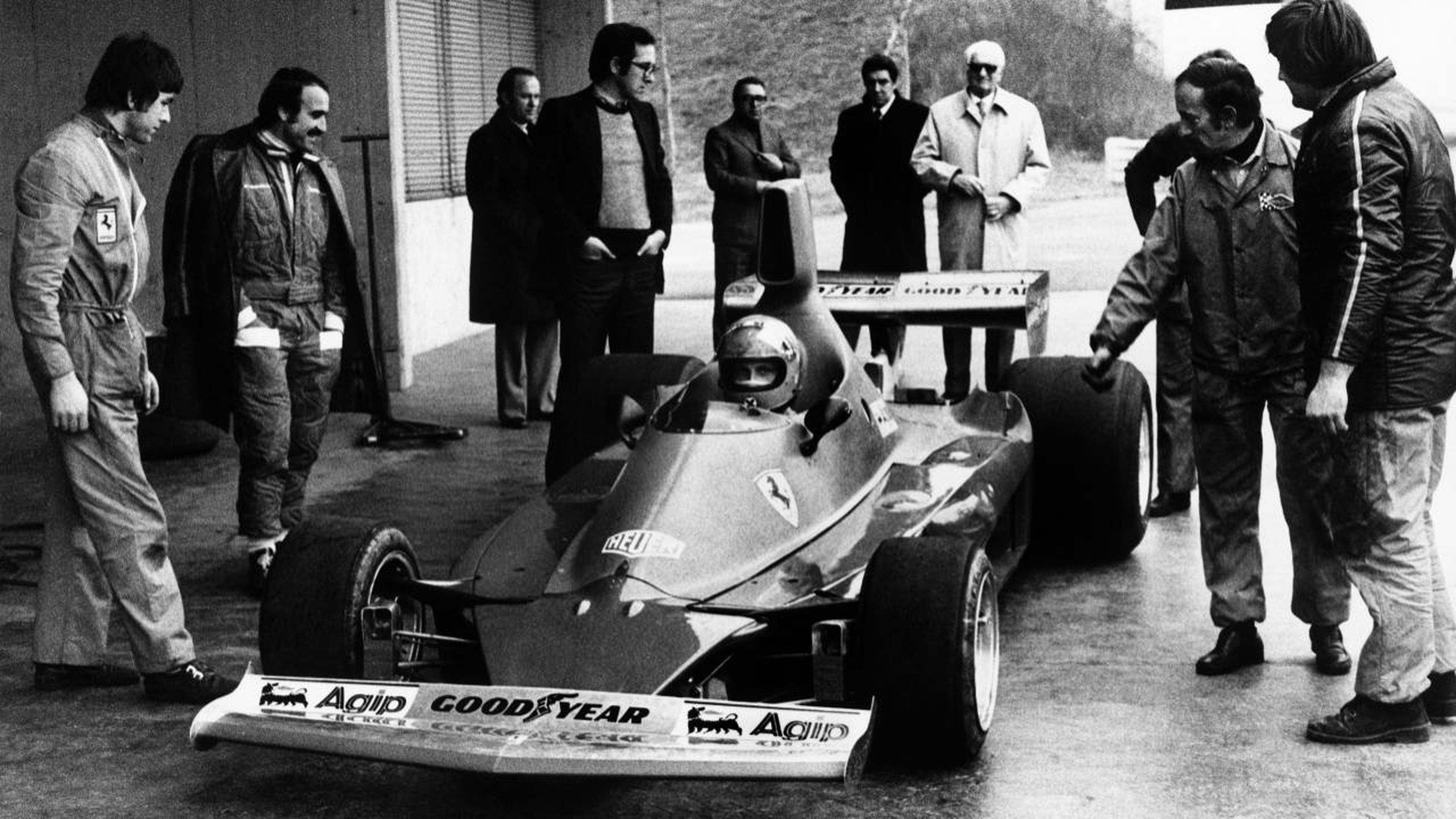 Niki Lauda prueba un Ferrari en Fiorano ante la mirada de Enzo Ferrari