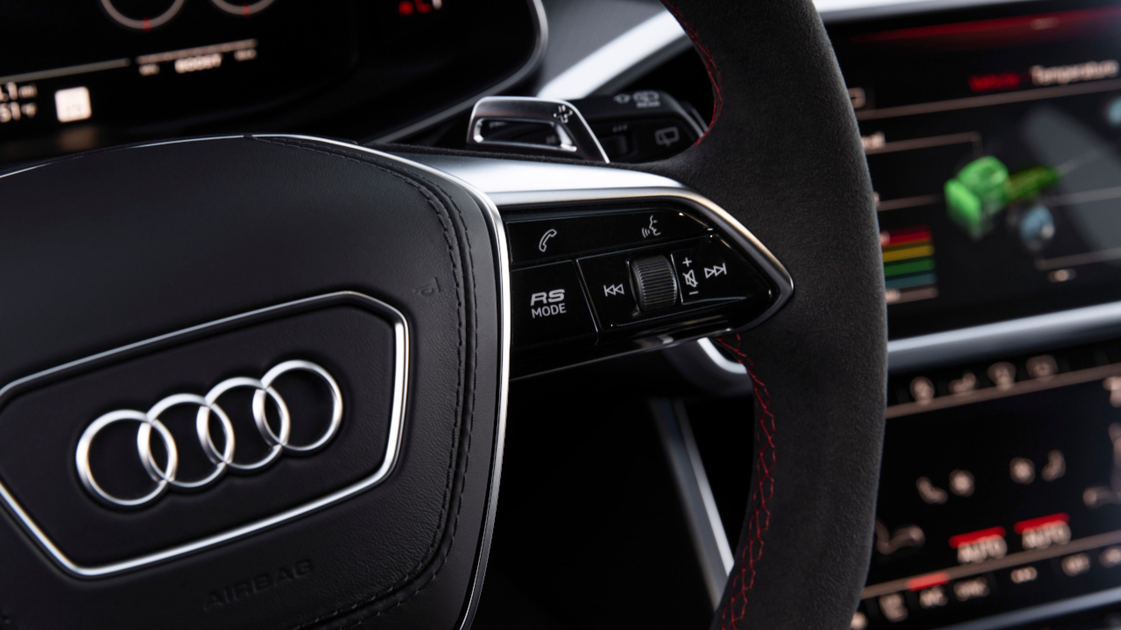 Detalle del volante del Audi RS6 Avant, donde se halla el pulsador RS2.