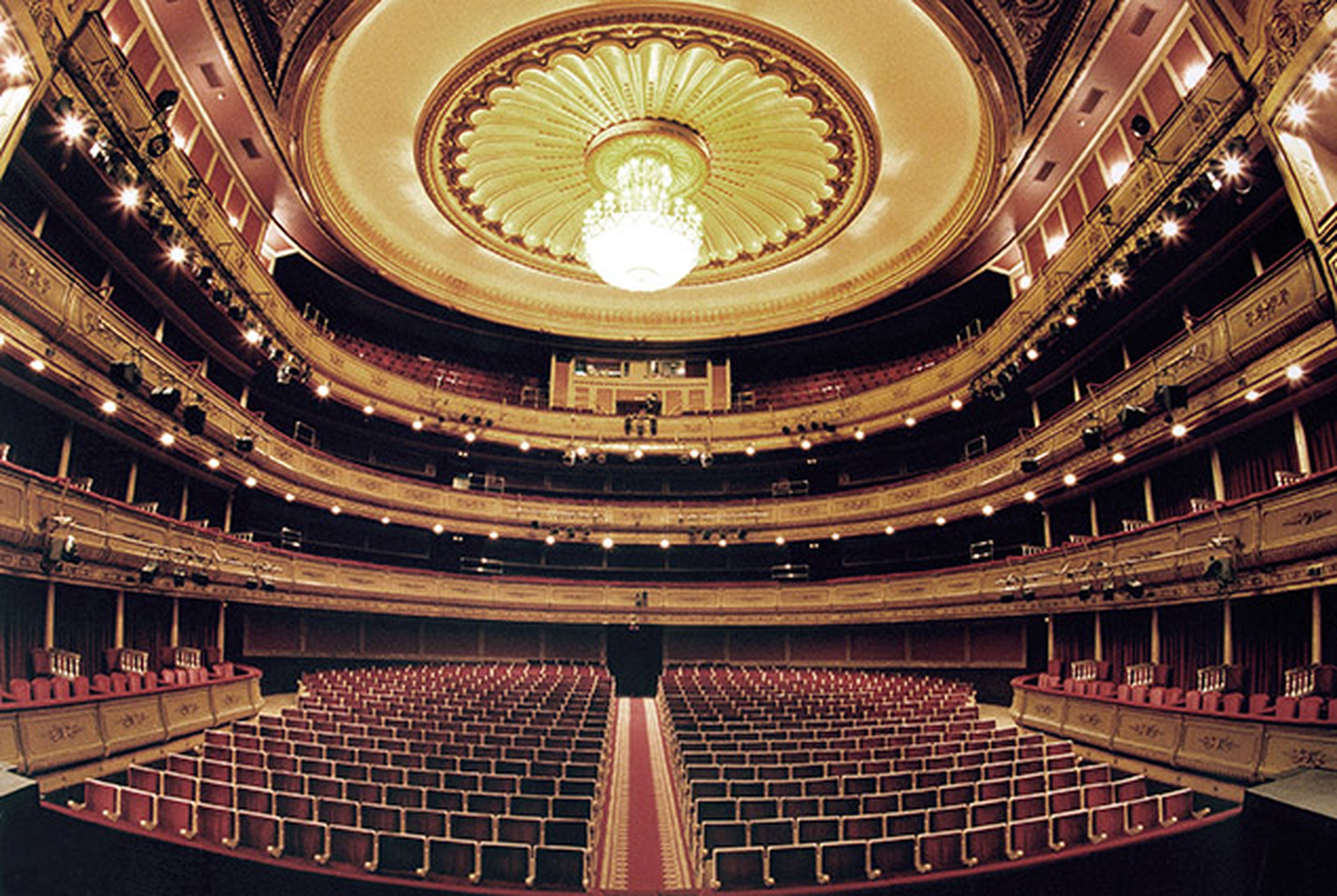 El Teatro de la Zarzuela de Madrid ha dependido históricamente del INAEM.