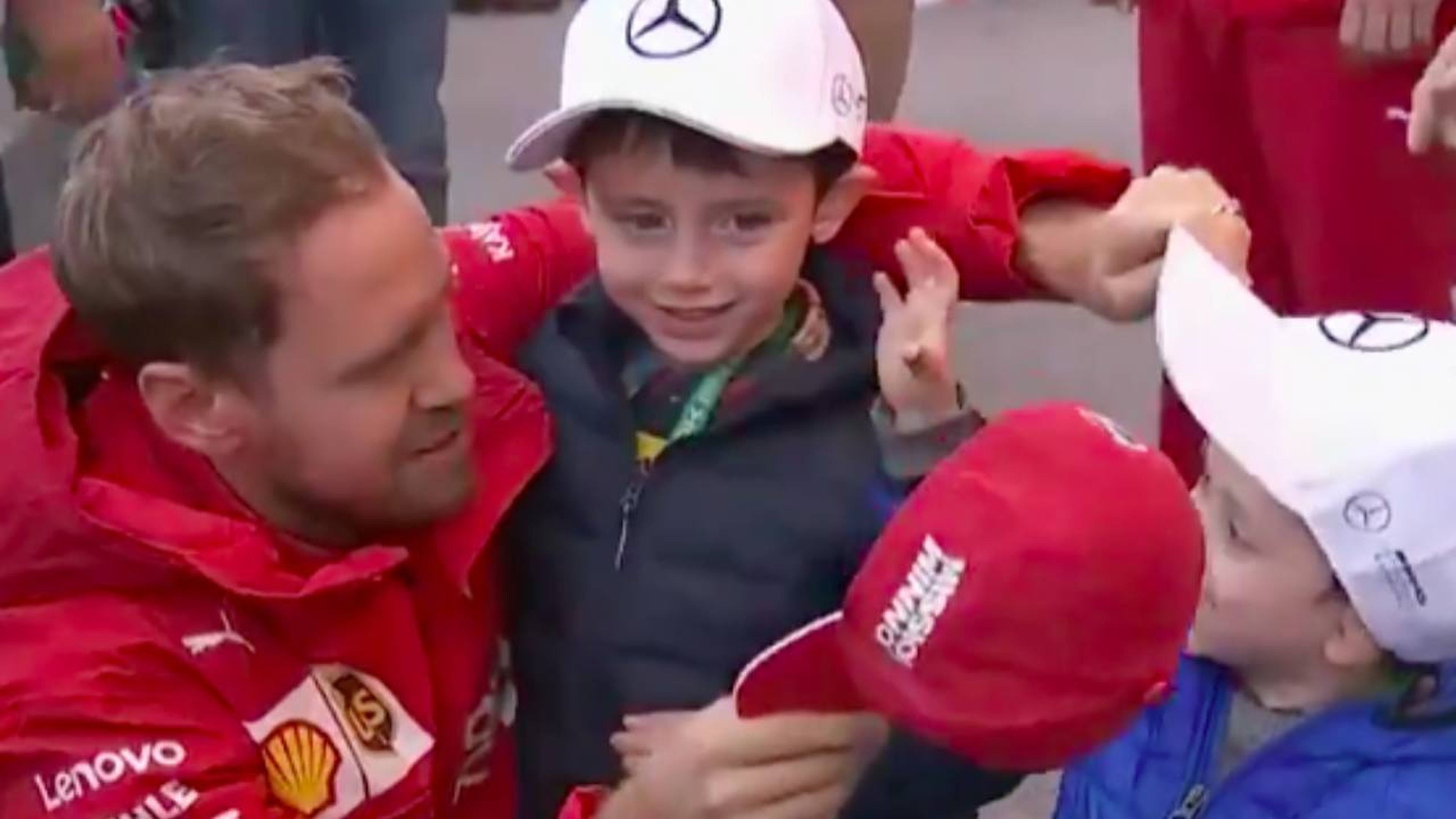 Vettel y niños Mercedes