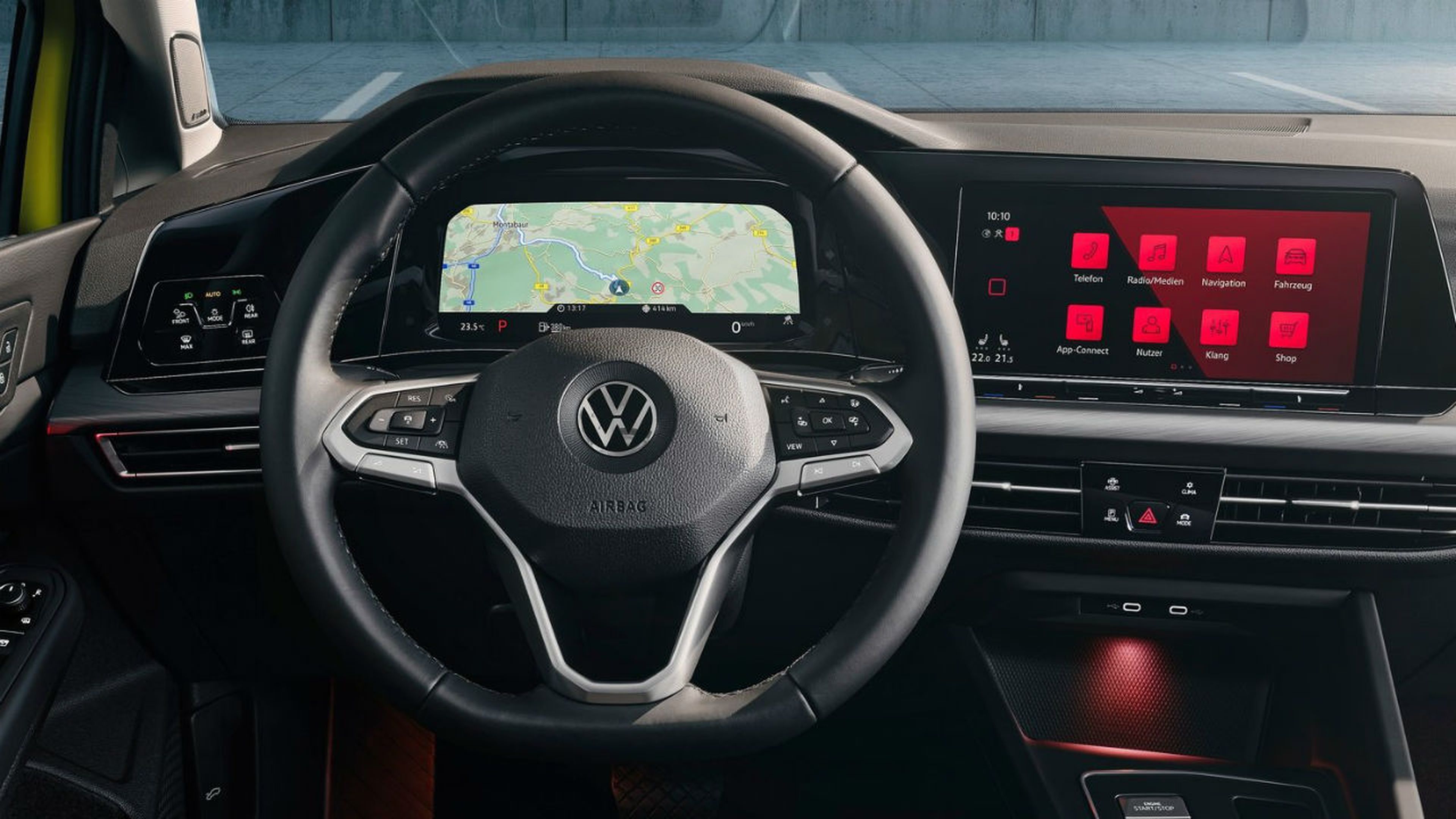 En el habitáculo del Volkswagen Golf 8 sí que se nota un considerable avance respecto a la generación previa.