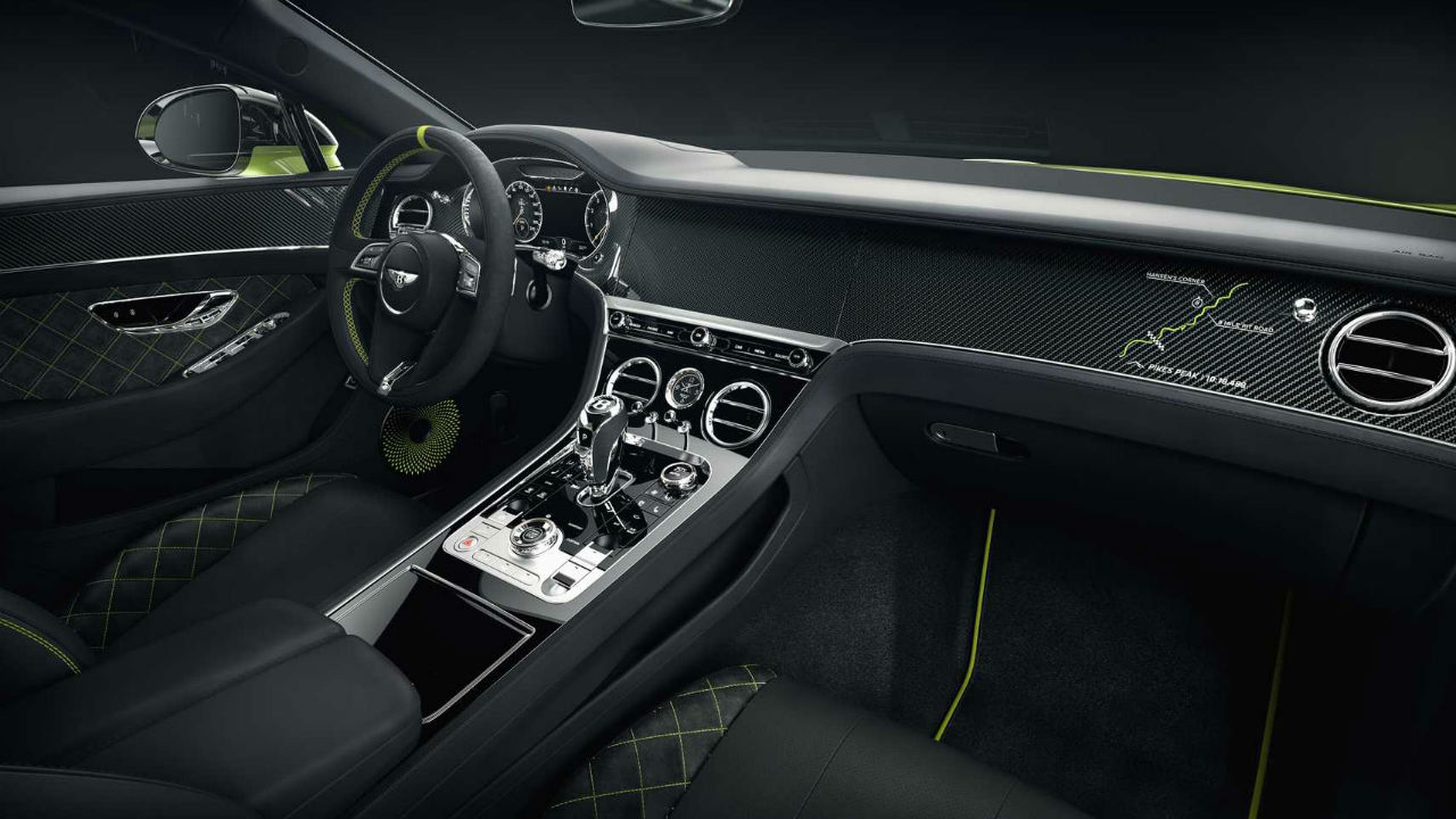 Los detalles en fibra de carbono tienen un gran protagonismo en el interior del Bentley Continental GT Pikes Peak Edition.