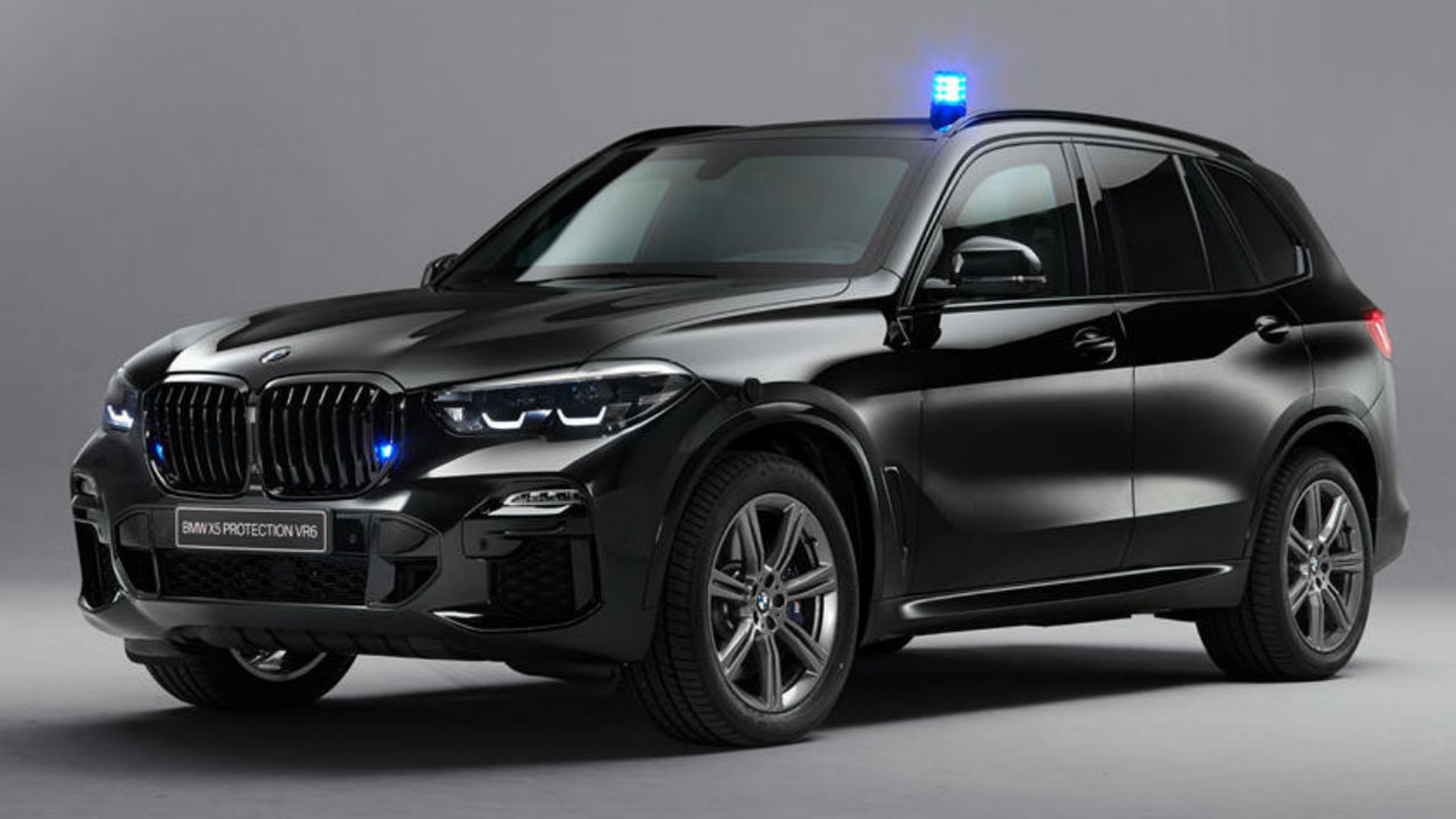 Según BMW, su X5 blindado sí que aguanta el impacto de bolas de metal a la altura de los cristales.