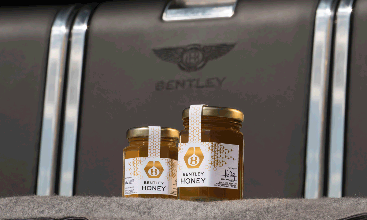 Bentley solo produce 100 frascos de miel como este cada año.