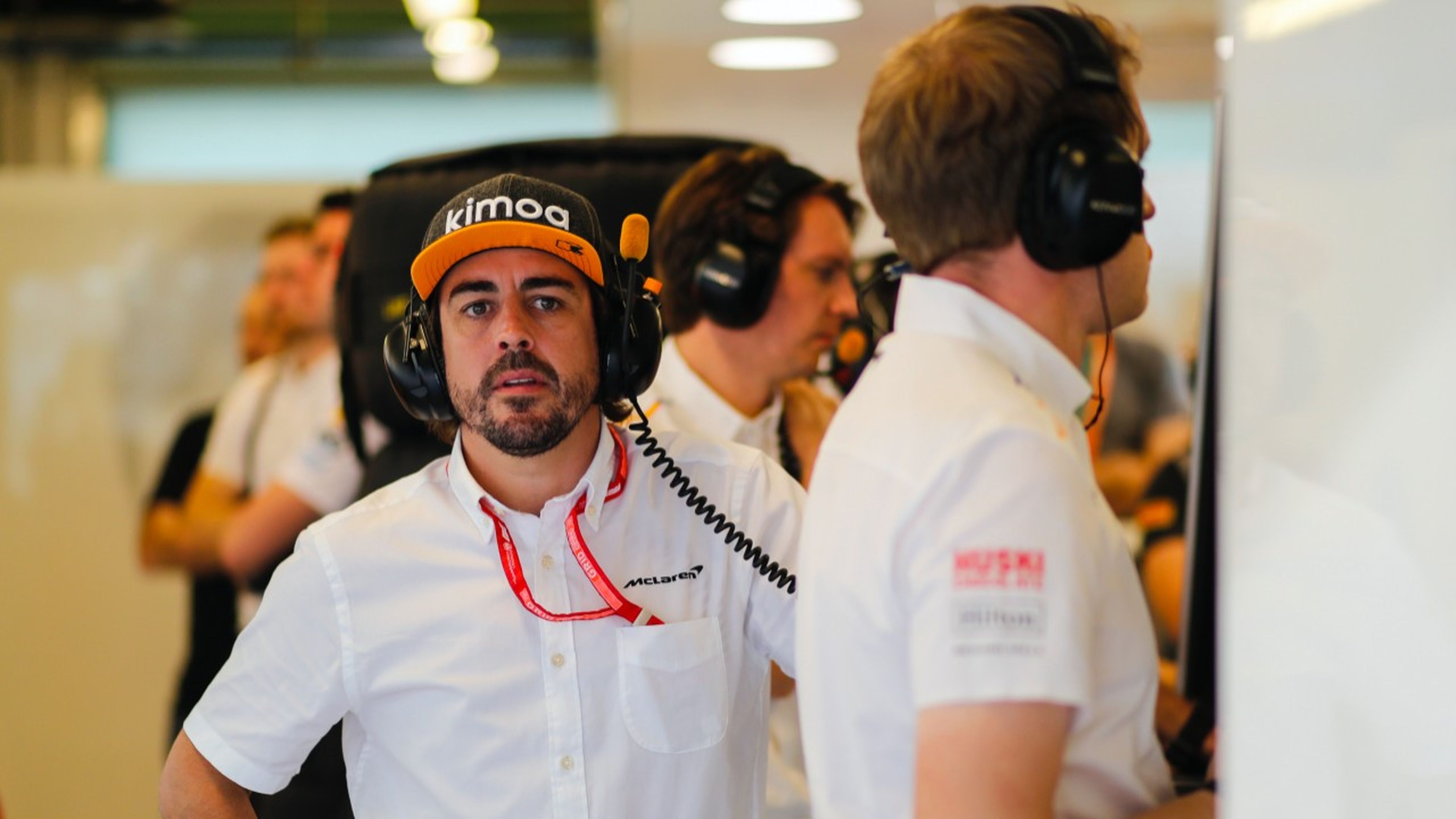 Fernando Alonso en el box de McLaren