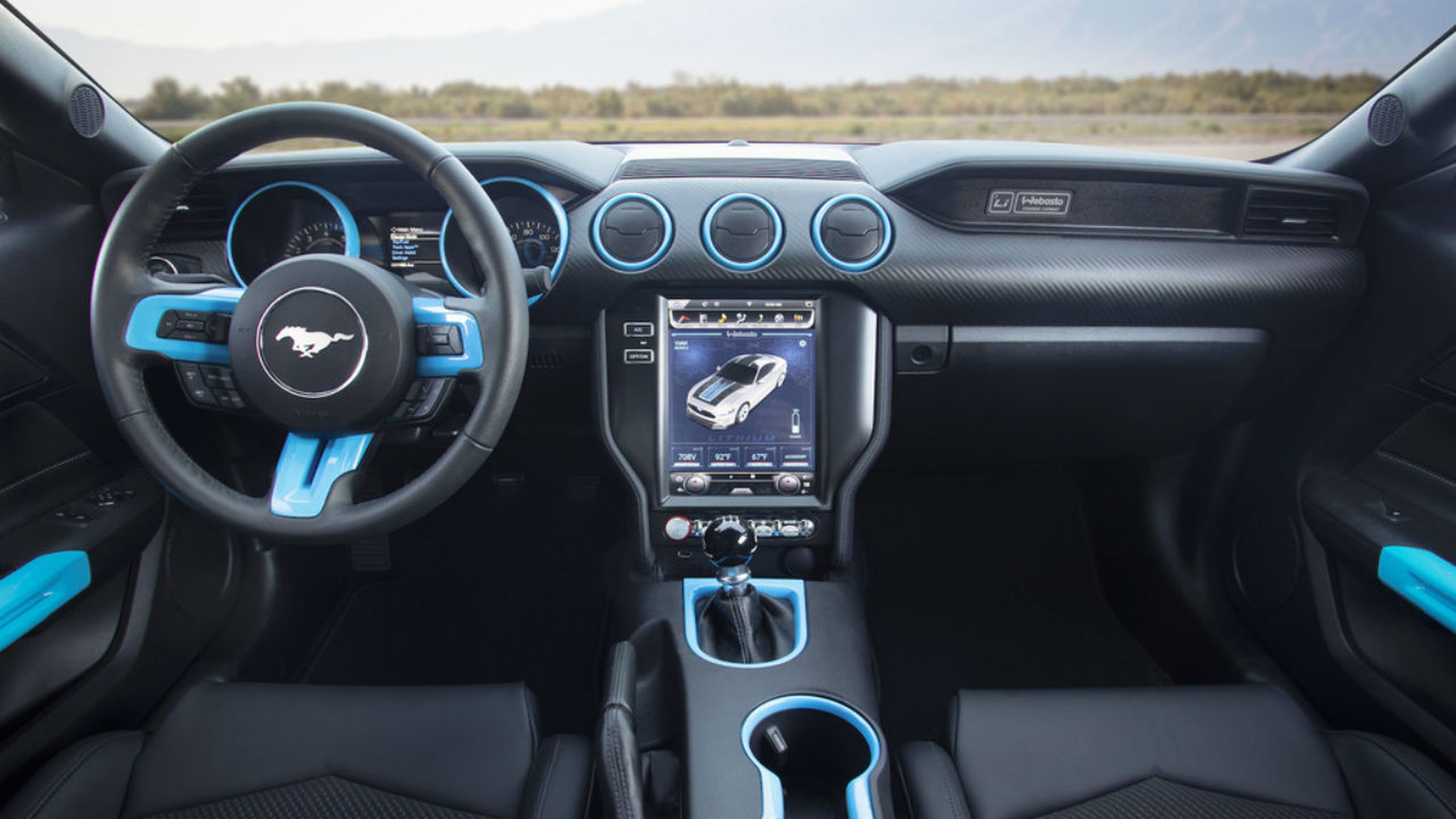 El interior del Ford Mustang Lithium combina los colores negro y azul.