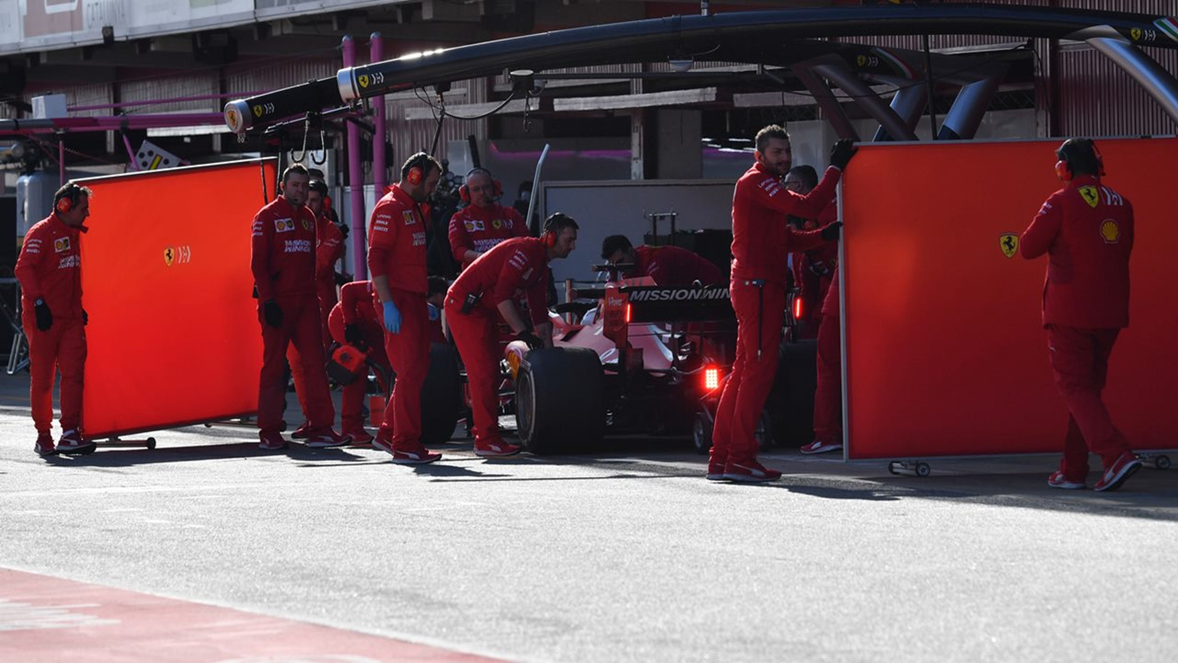 Mecánicos F1 en los test