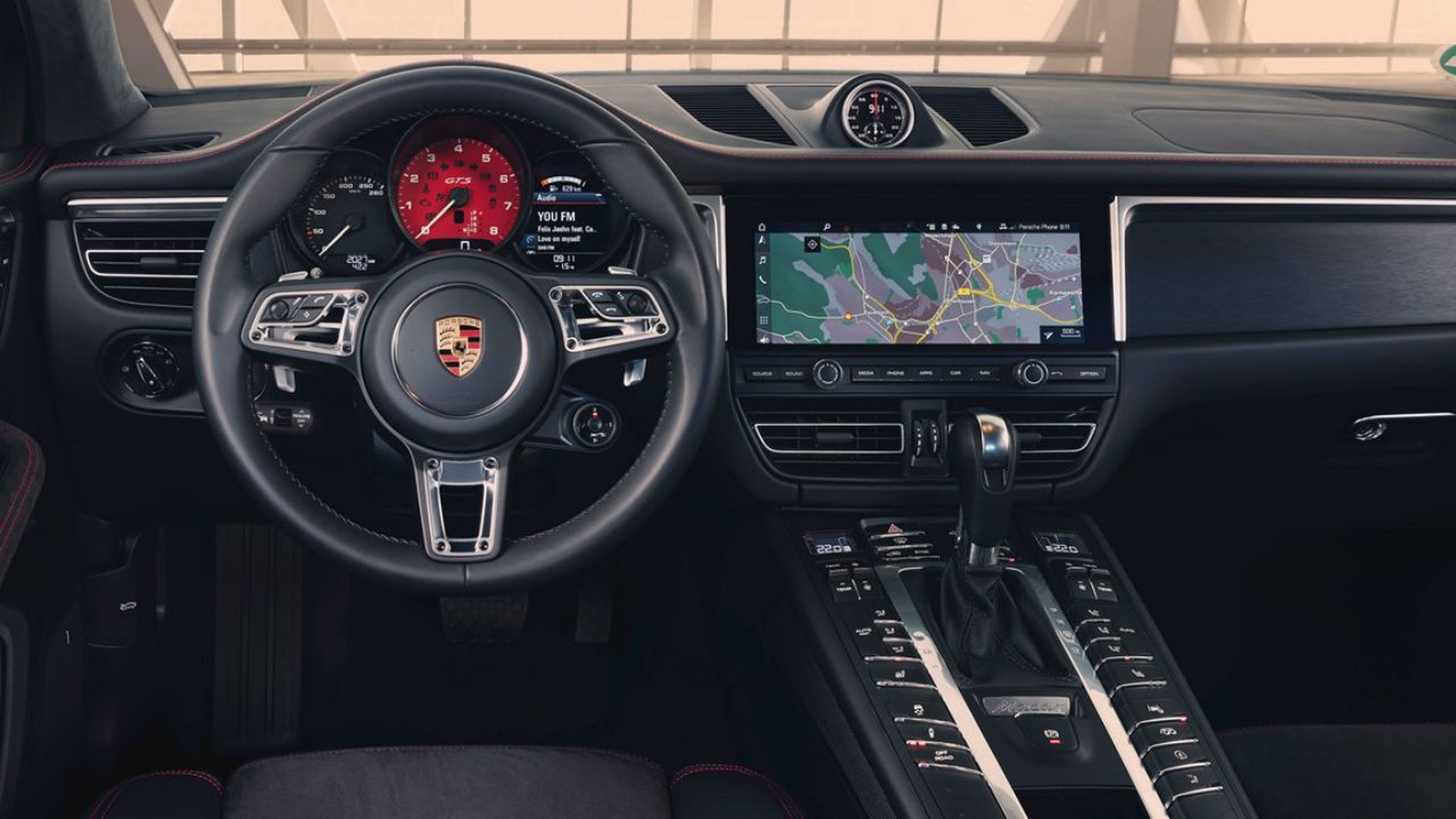 Los detalles en color rojo son una constante en el interior del nuevo Porsche Macan GTS 2020.