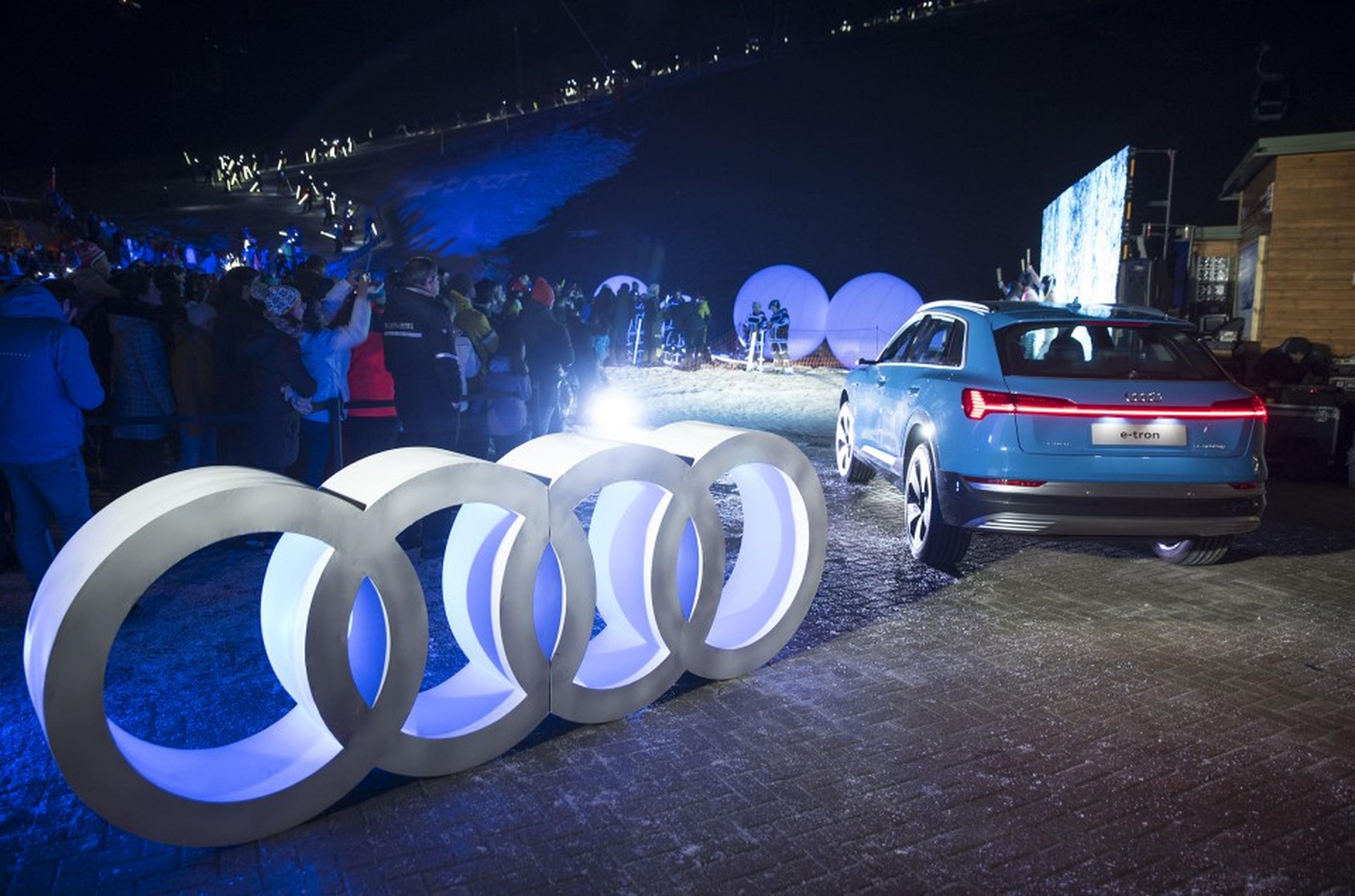 Audi une la tecnología de iluminación LED y el esquí en la e-tron Ski Night