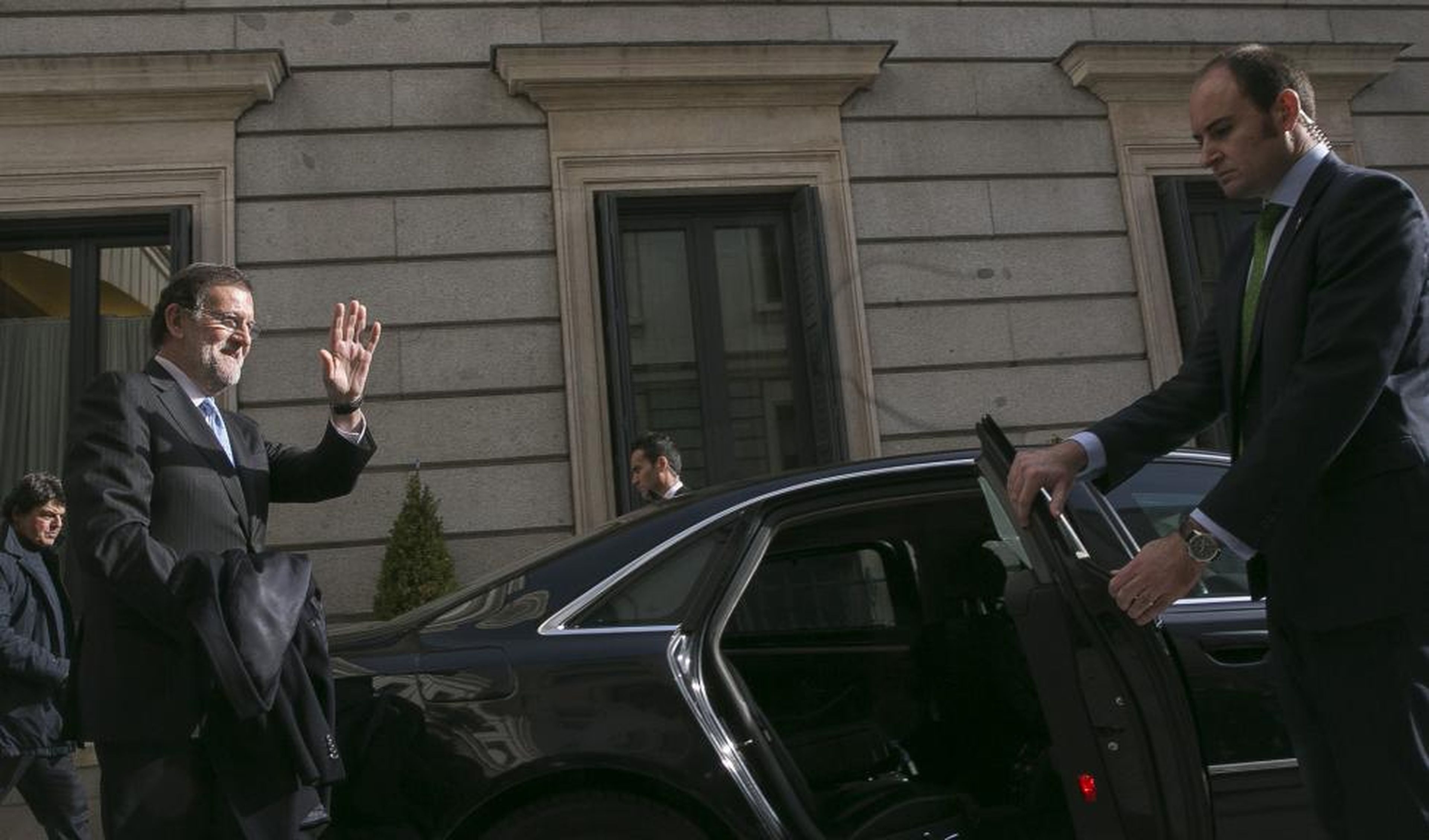 El expresidente del Gobierno Mariano Rajoy entrando en un coche oficial.
