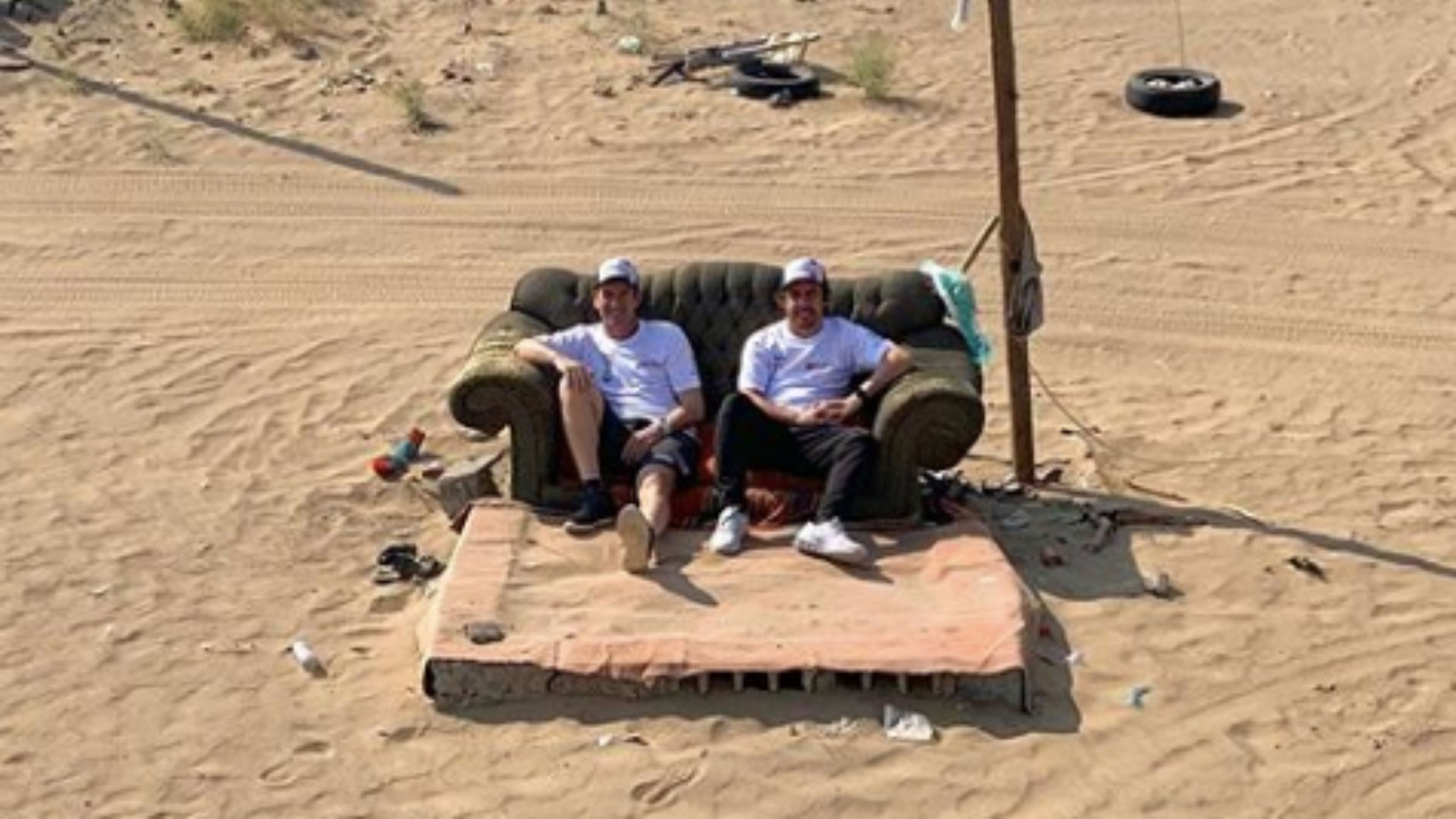 Fernando Alonso y Marc Coma en el sofá