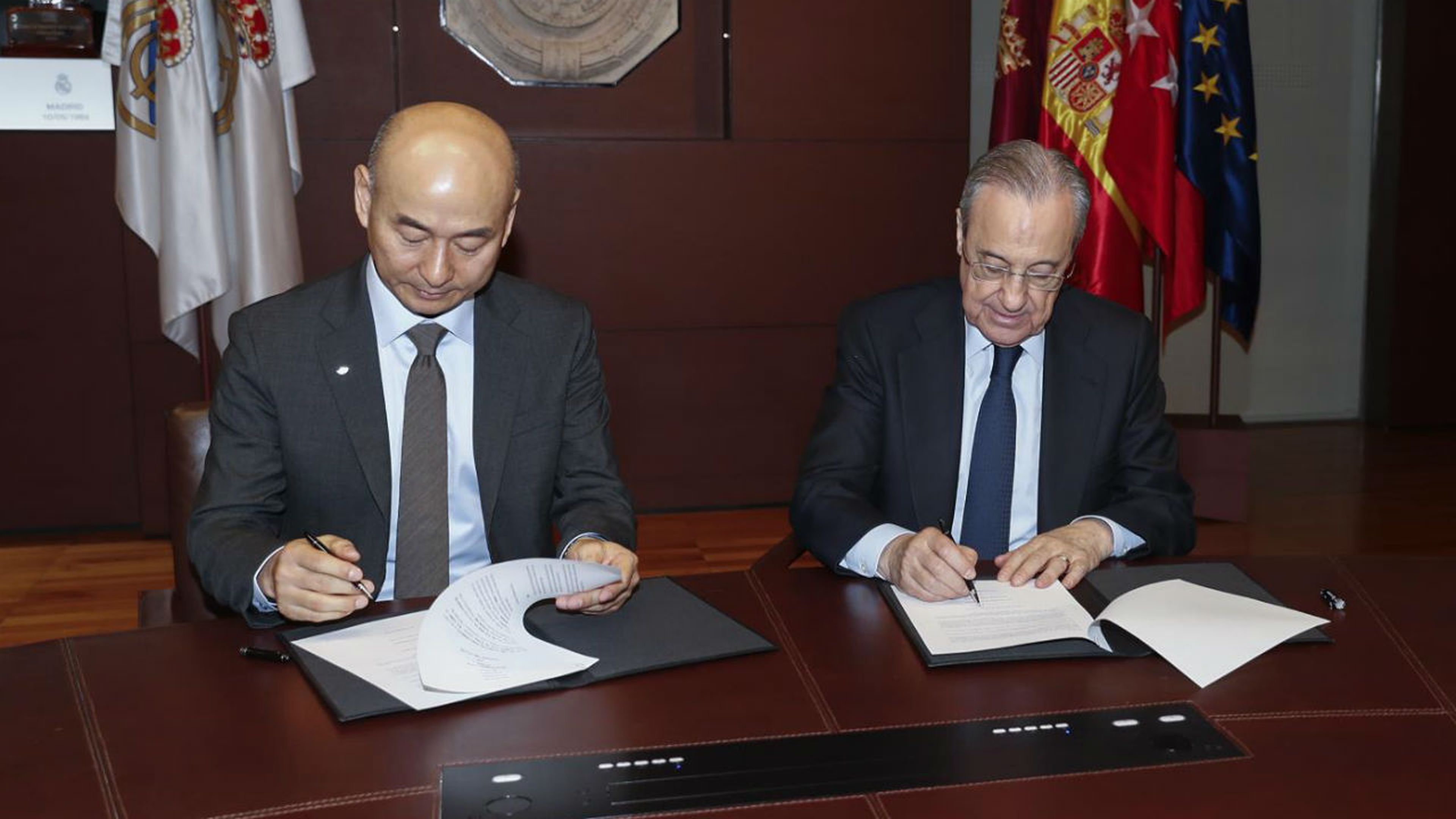 Florentino Pérez y el máximo representante de Hankook en Europa firmando el acuerdo esta mañana.