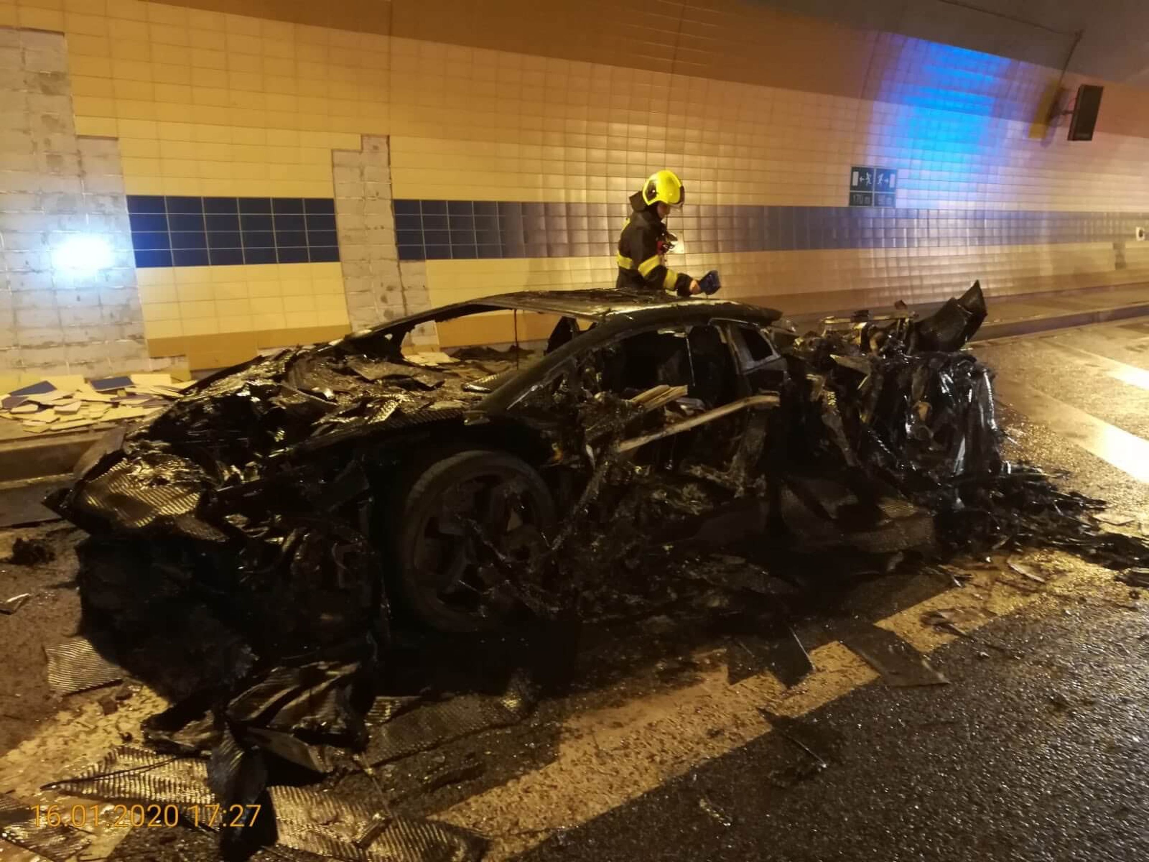 Un Lamborghini Aventador Mansory arde en Praga