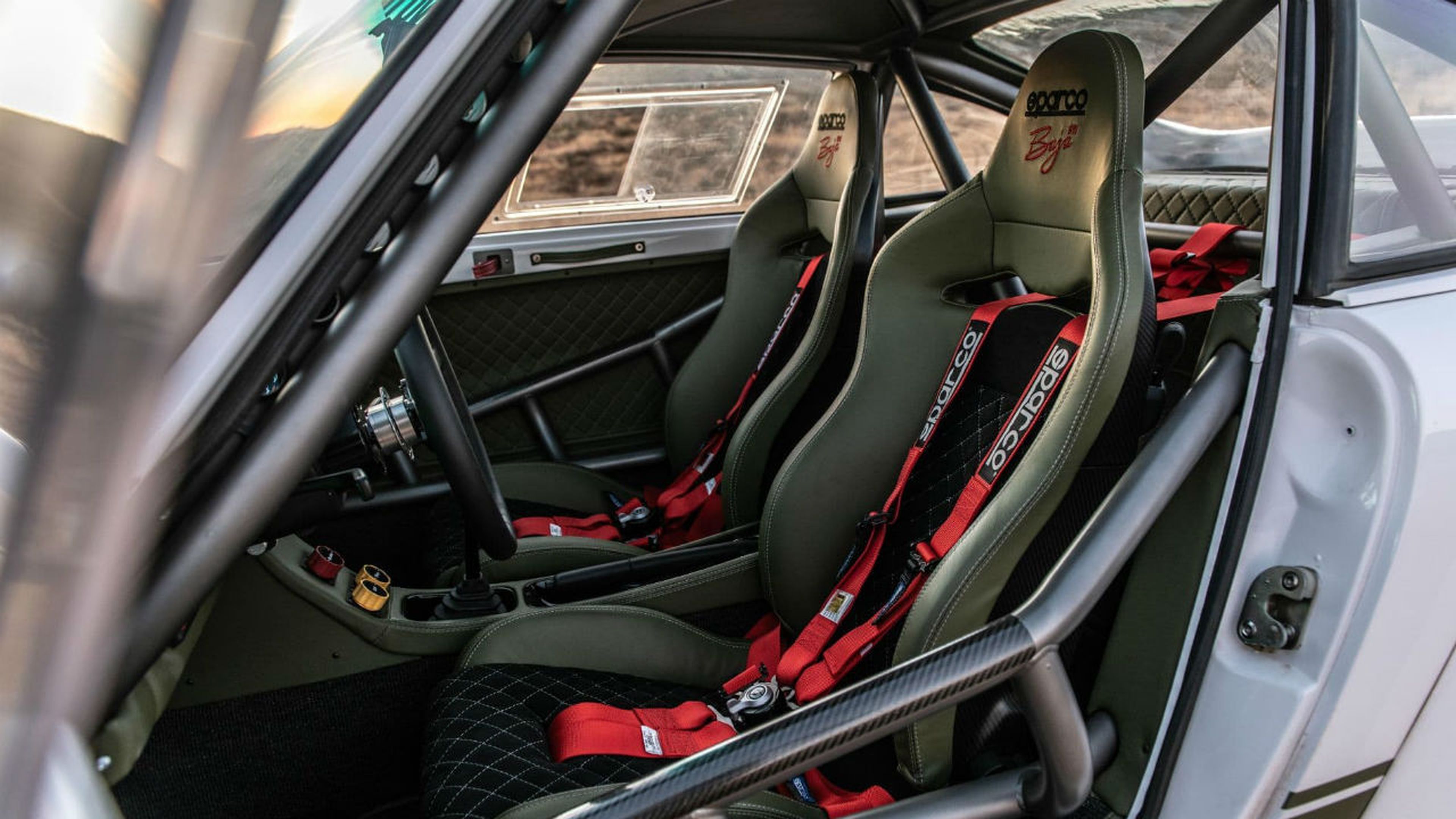 El interior del Porsche 911 todoterreno dista bastante del que ofrecía el 964 original.