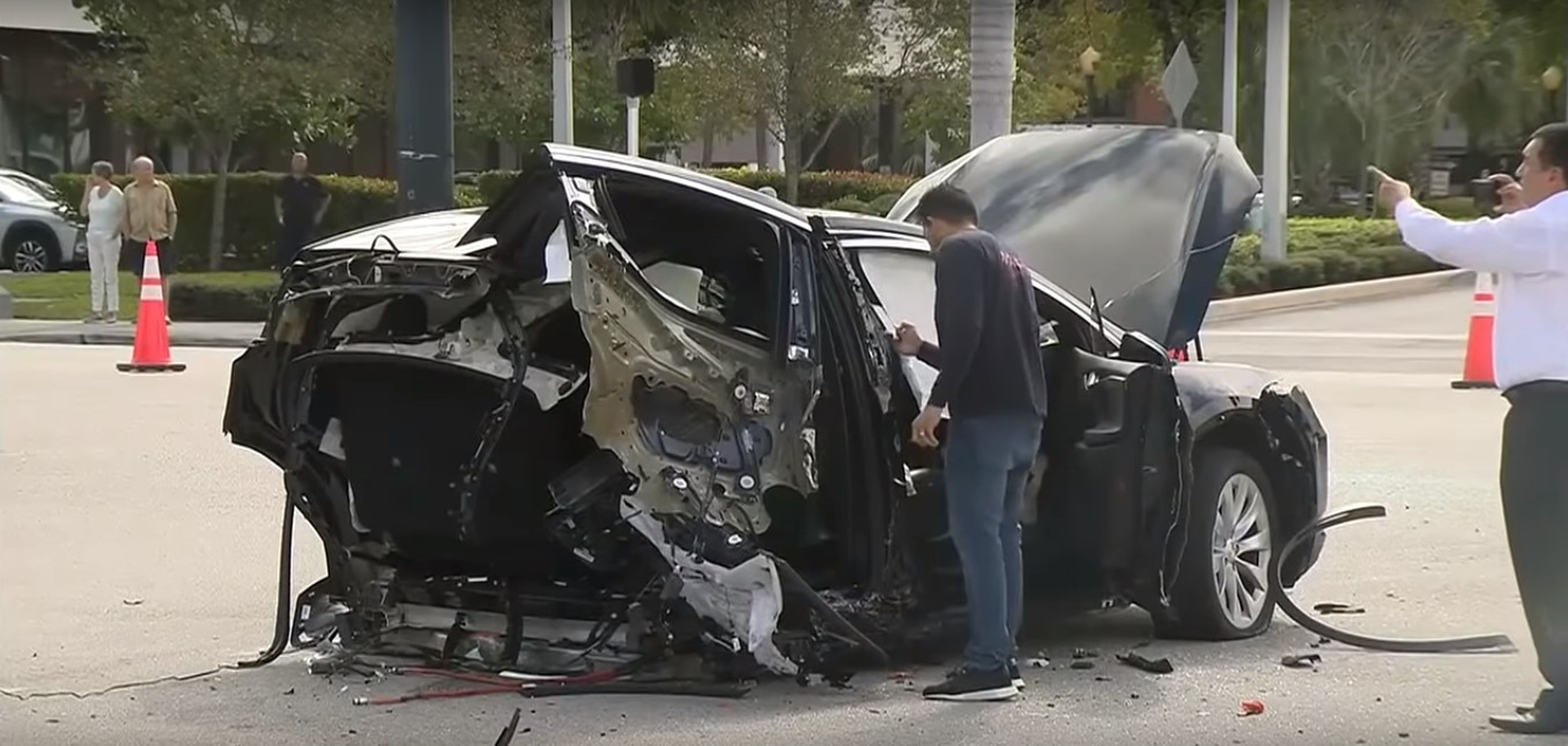 Un Tesla Model X se parte en dos después de chocar con un Nissan GT-R