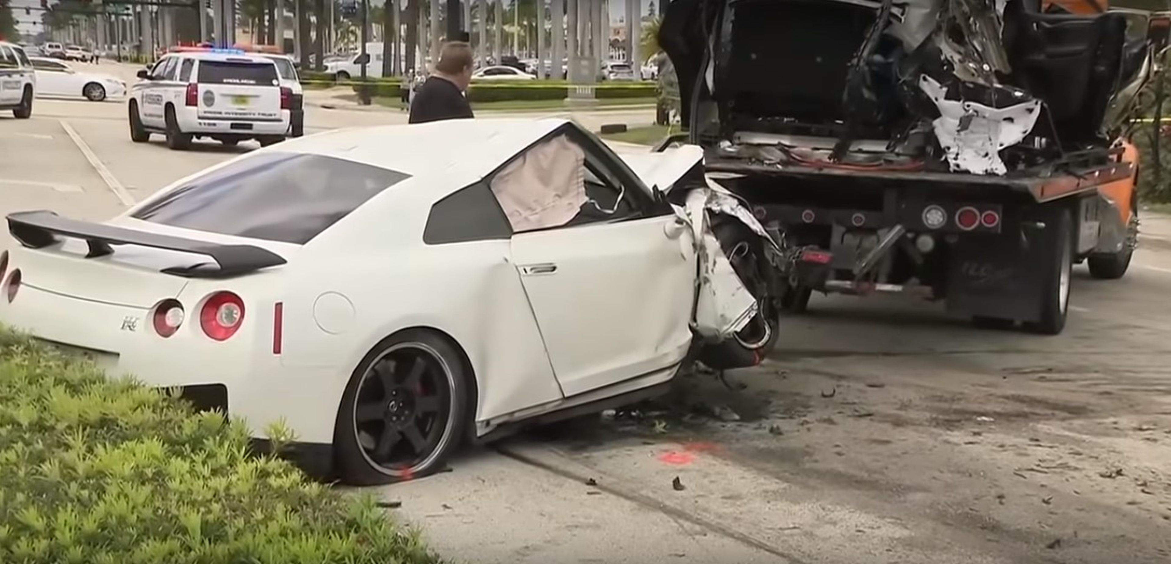 Un Tesla Model X se parte en dos después de chocar con un Nissan GT-R