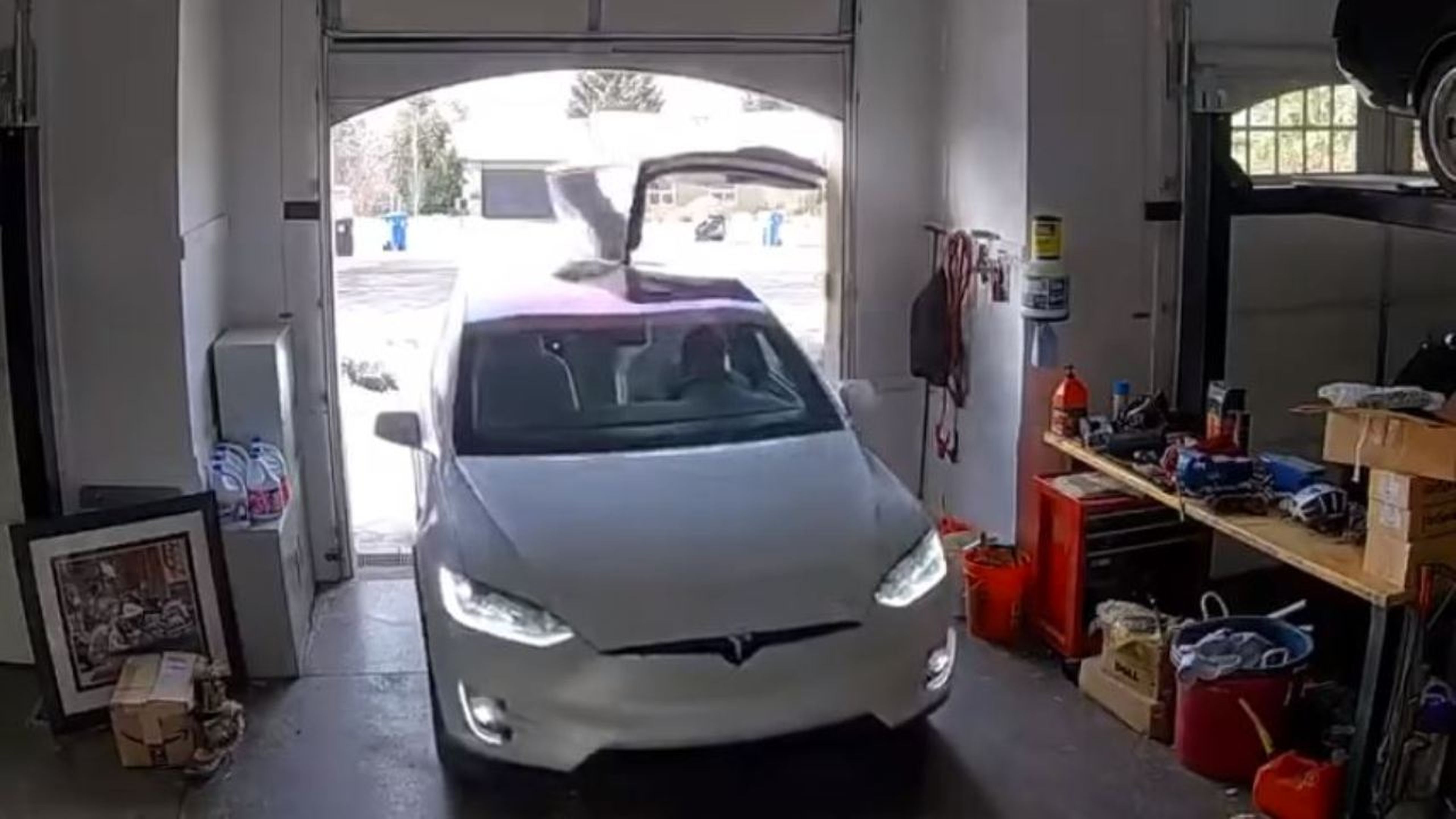 Vídeo: de fácil se destroza una puerta Falcon del Tesla Model X | Auto España