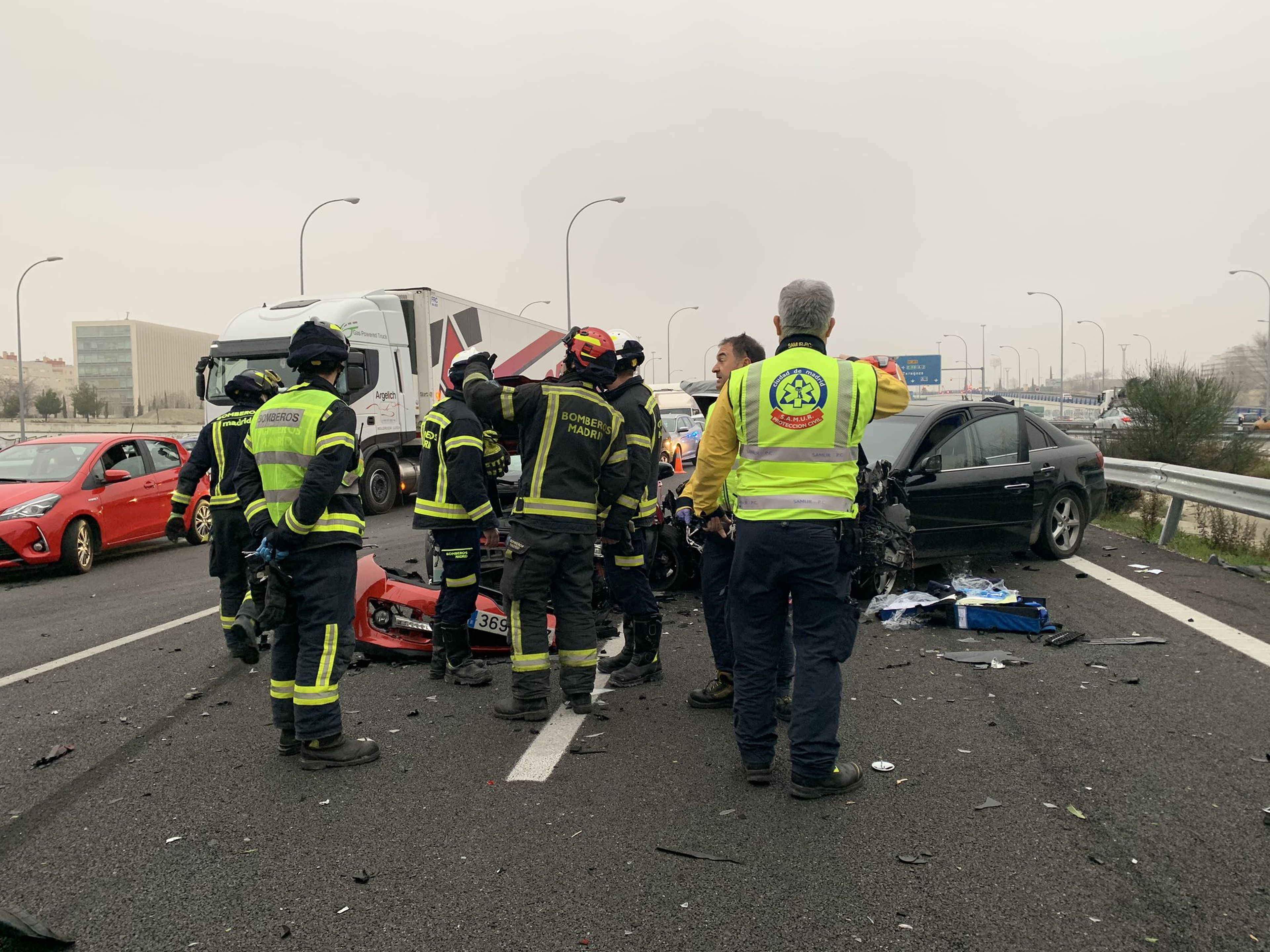 Un accidente múltiple corta la M-45 de Madrid en plena hora punta