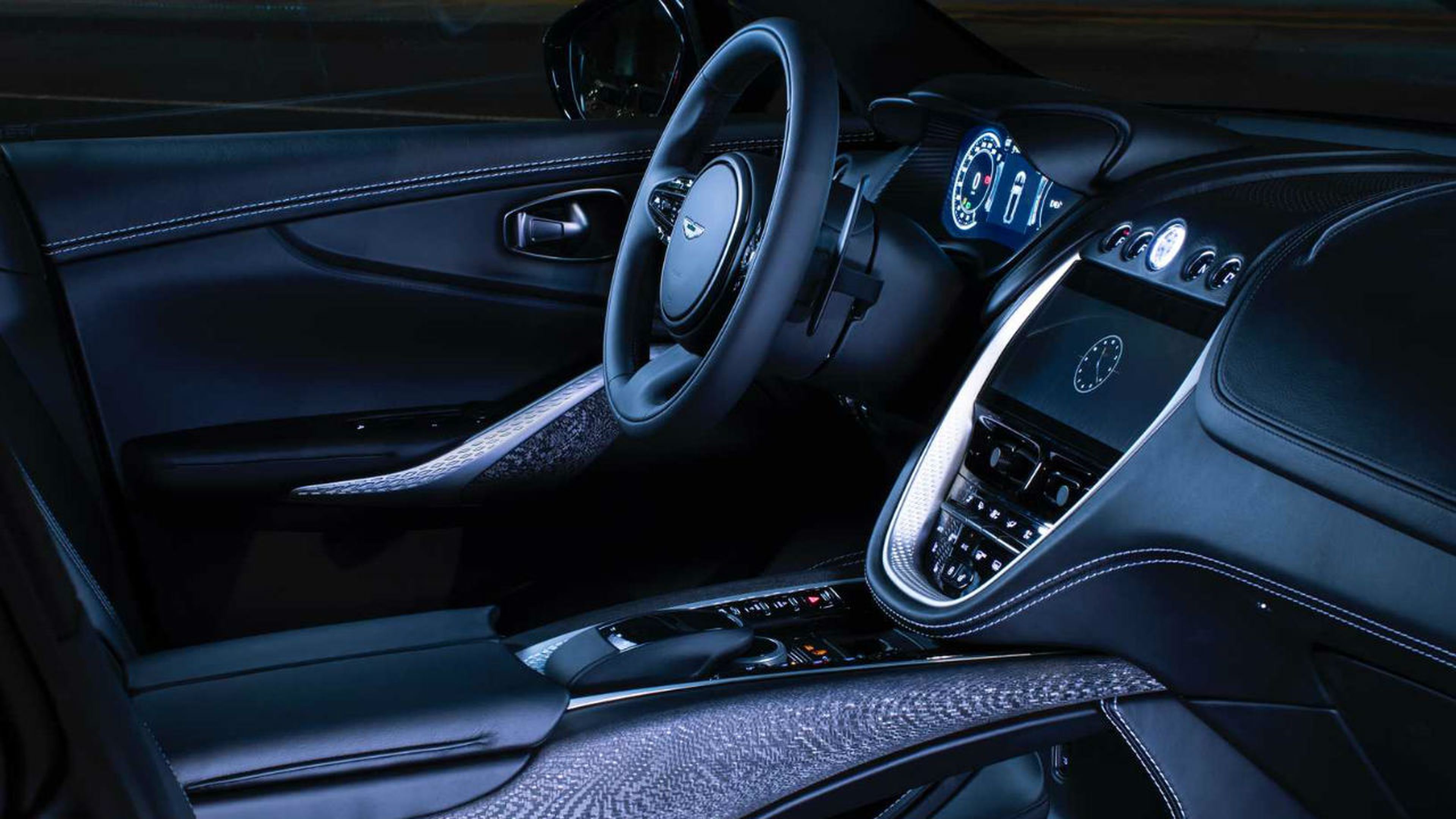 Interior del Aston Martin DBX.