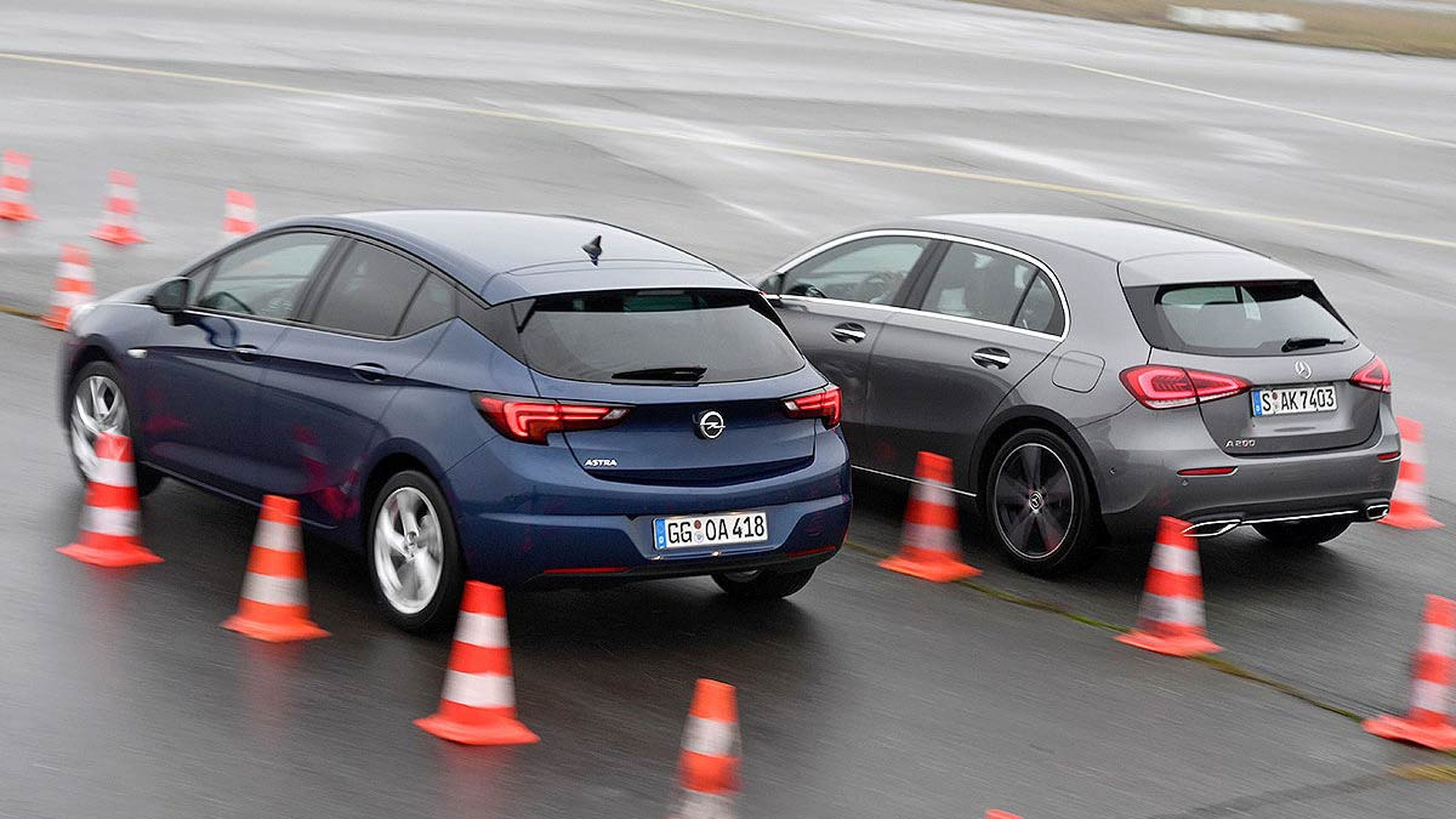 El Opel mantiene muy bien el tipo frente a su rival premium
