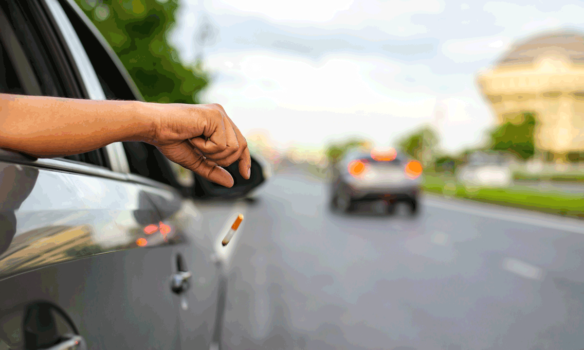 Lanzar artículos desde la ventanilla del coche: una práctica que desafía la normativa y pone en riesgo la seguridad