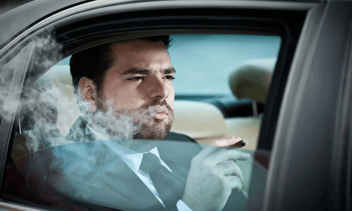 En EEUU, además de varios estados, muchas ciudades prohíben fumar en el coche.