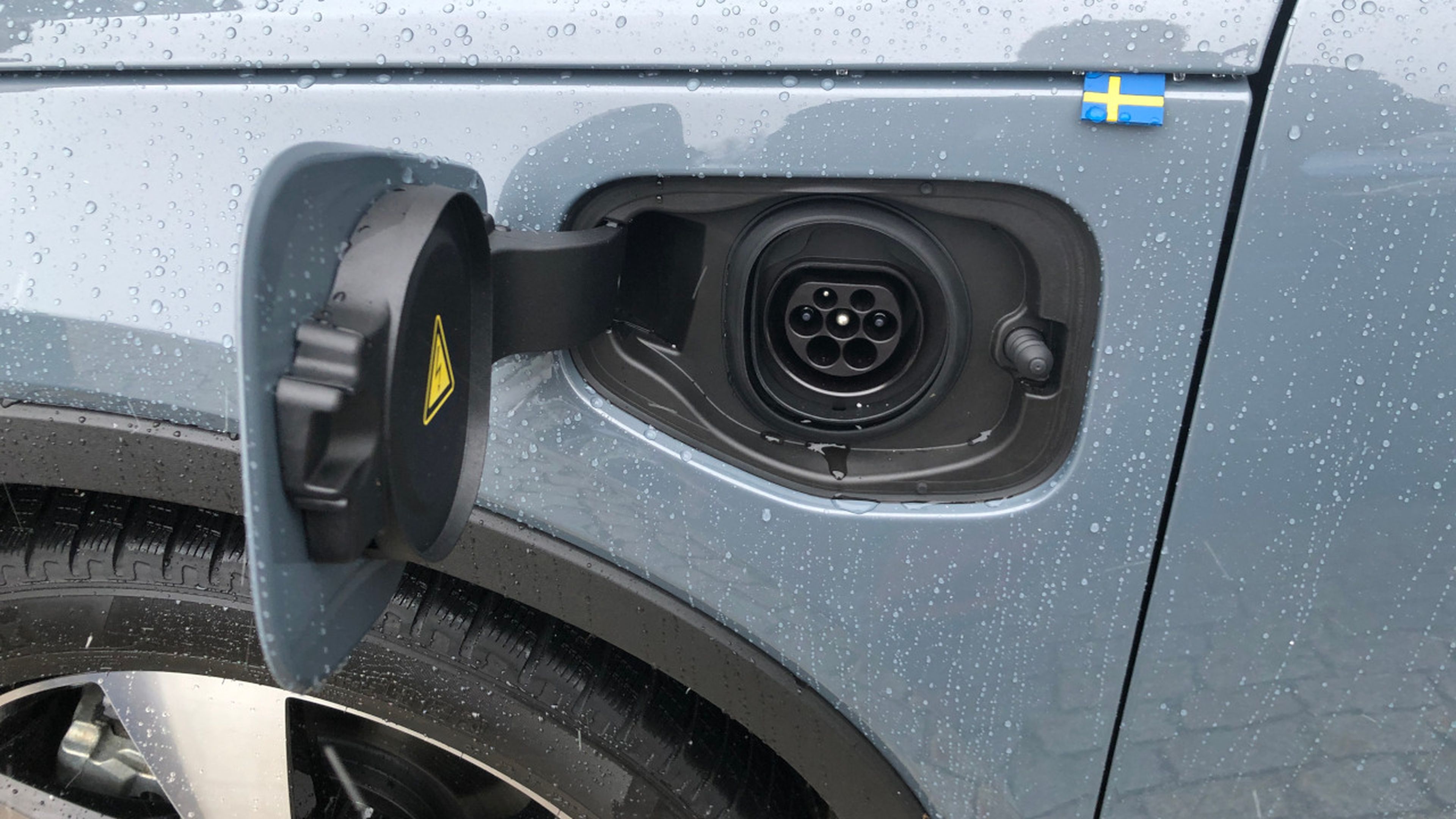Esta es la boca de carga eléctrica del Volvo XC40 híbrido enchufable.