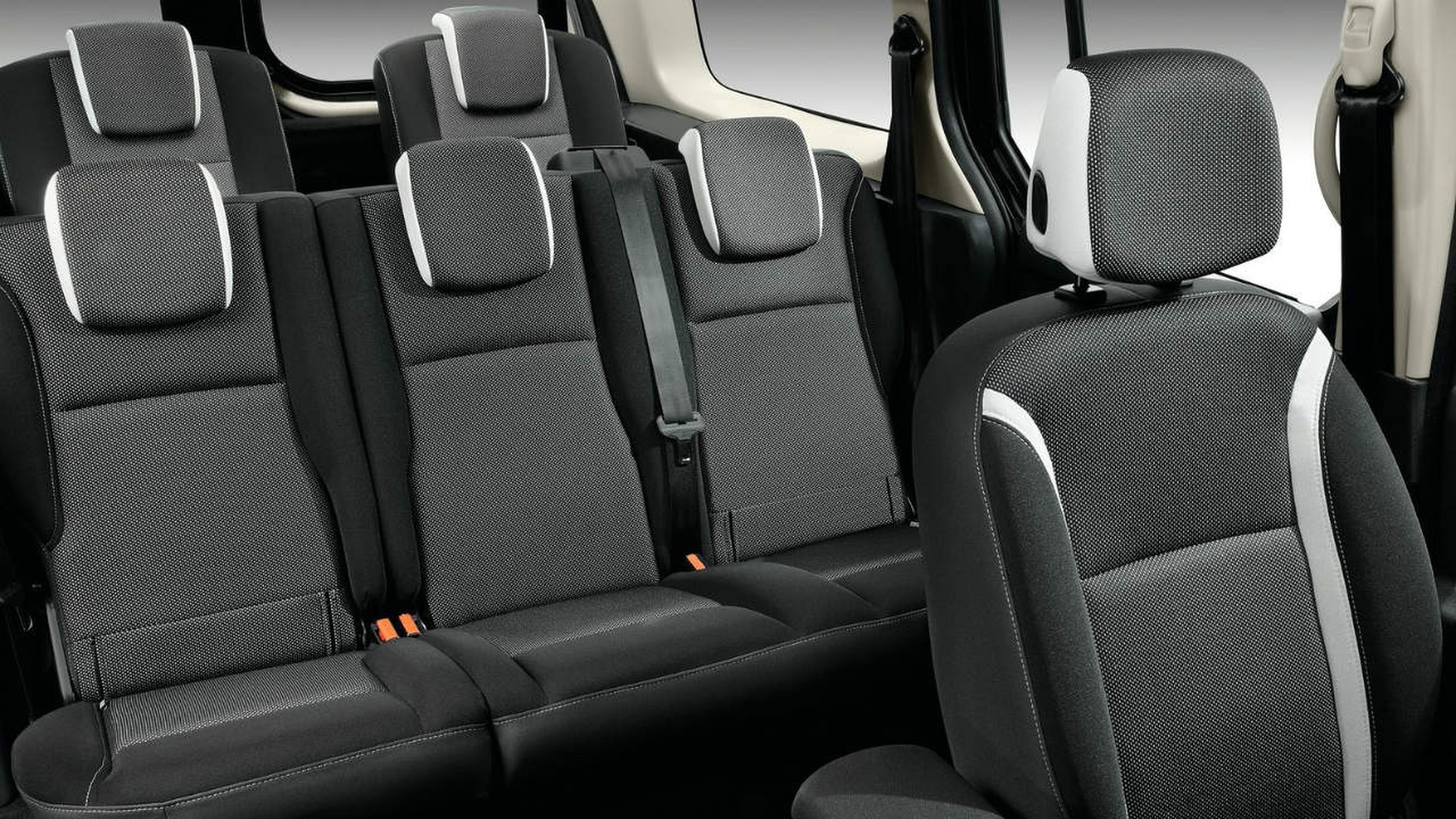 El interior de la Renault Kangoo puede tener capacidad hasta para siete pasajeros.