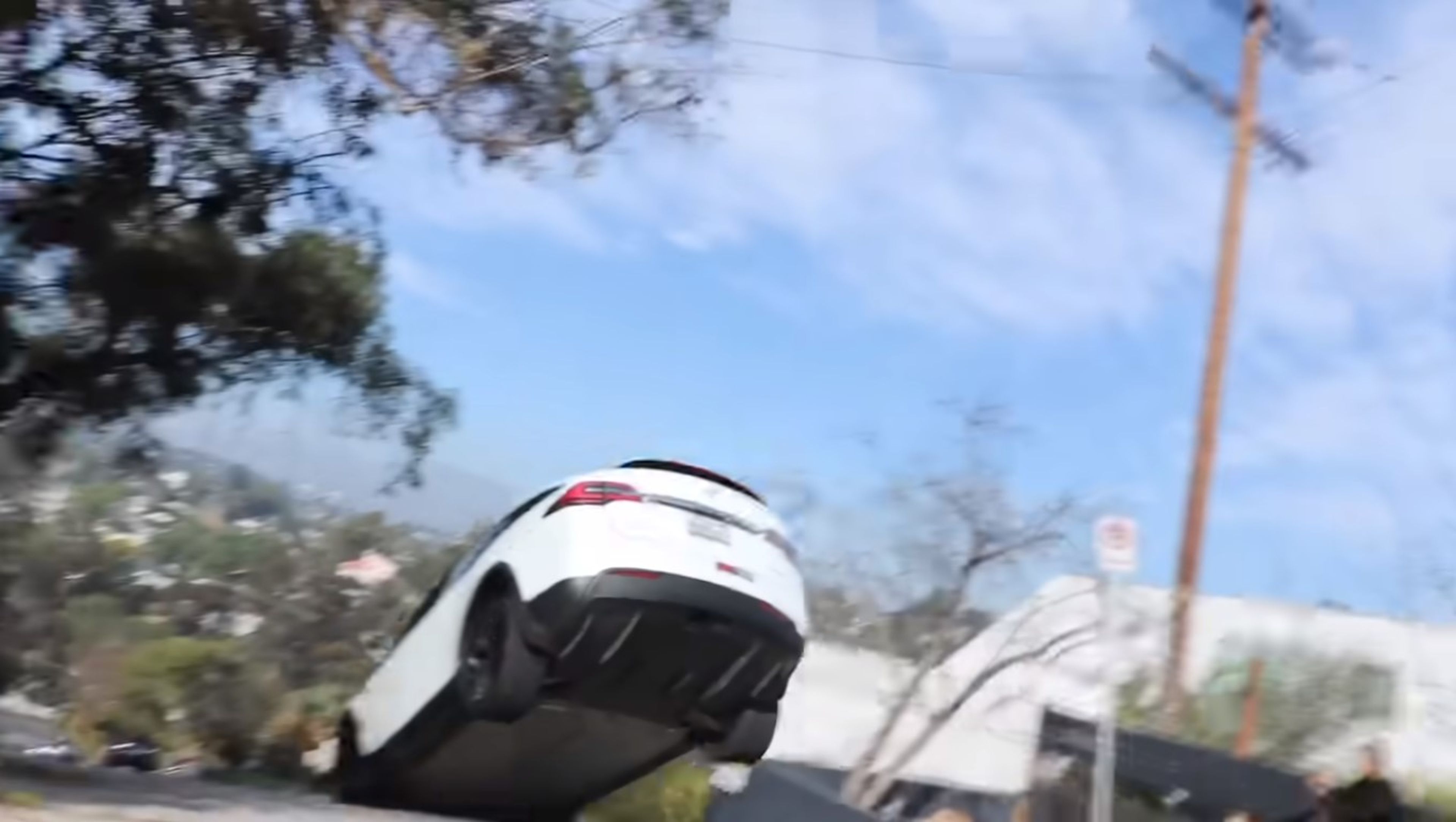 Así salta el Tesla Model X por las calles de Los Ángeles