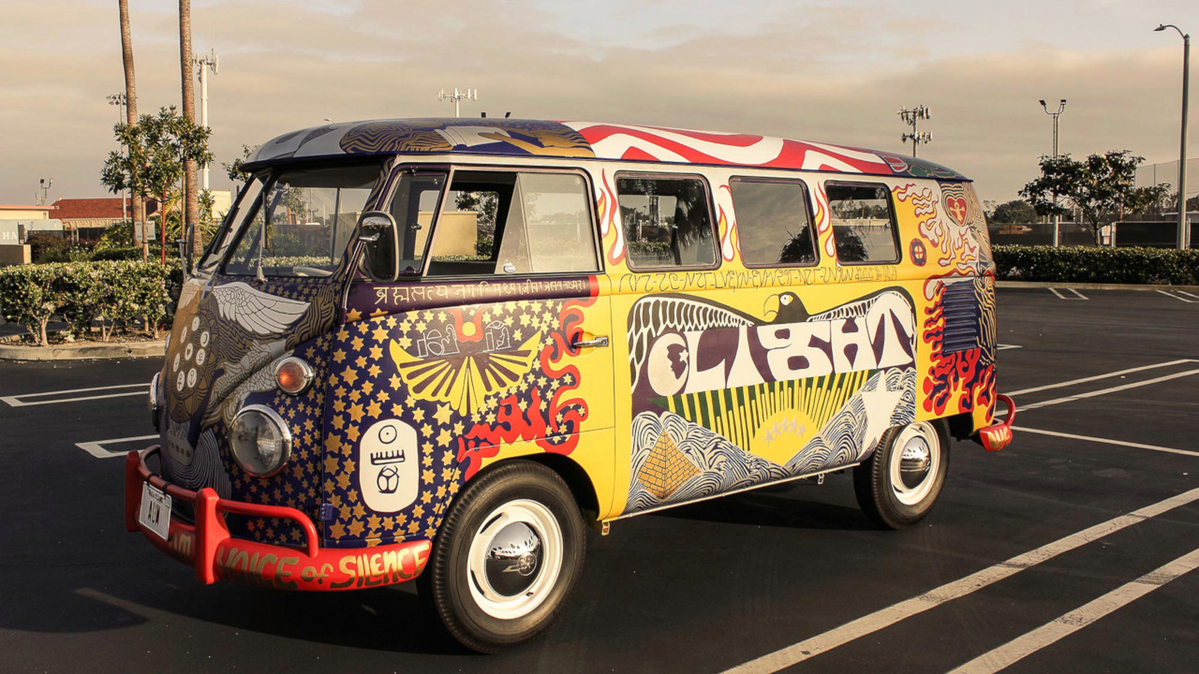 Un VW Bus decorado con motivos hippies.