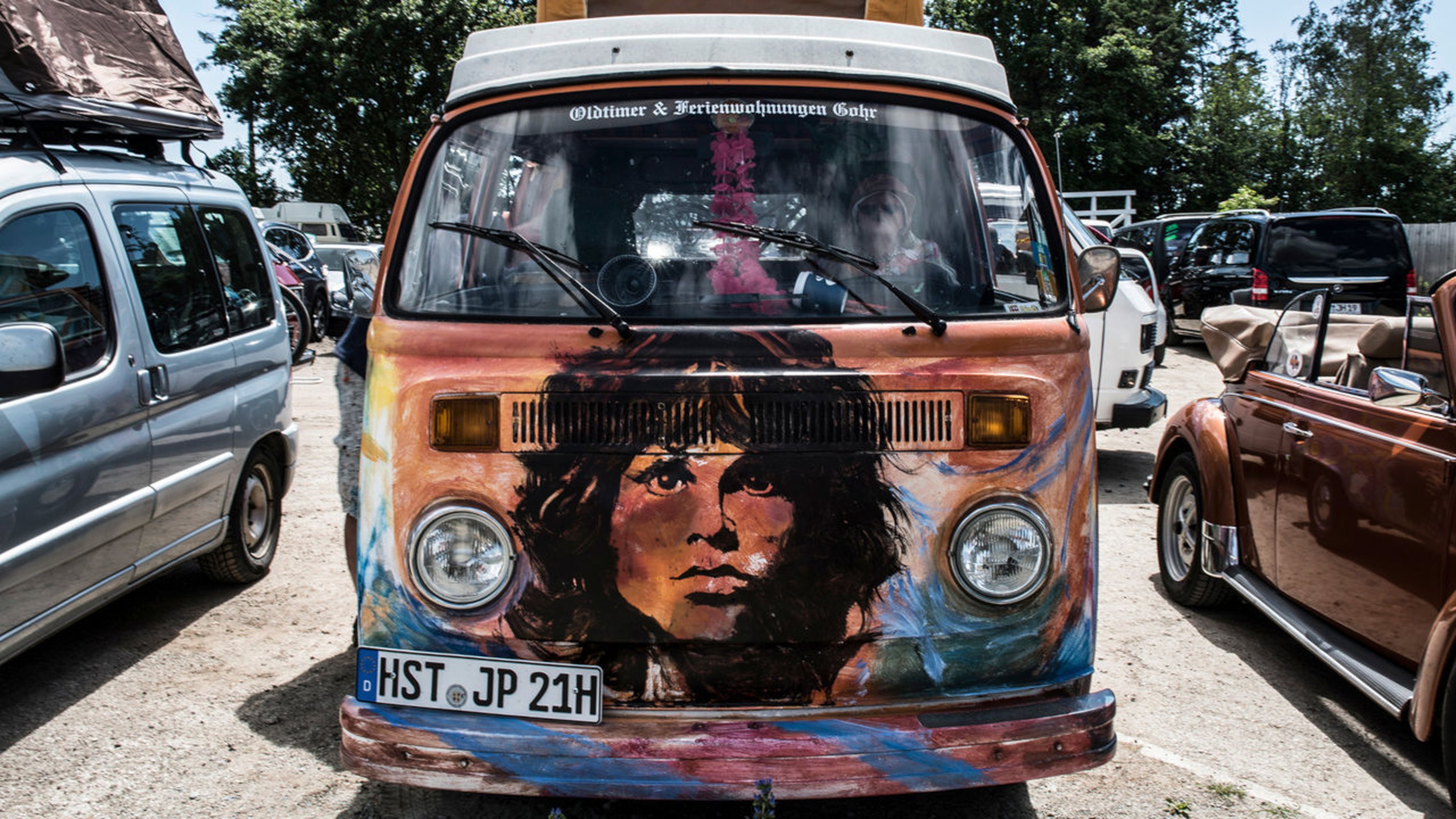 Un VW Microbus con la estampa de Jim Morrison en el frontal.