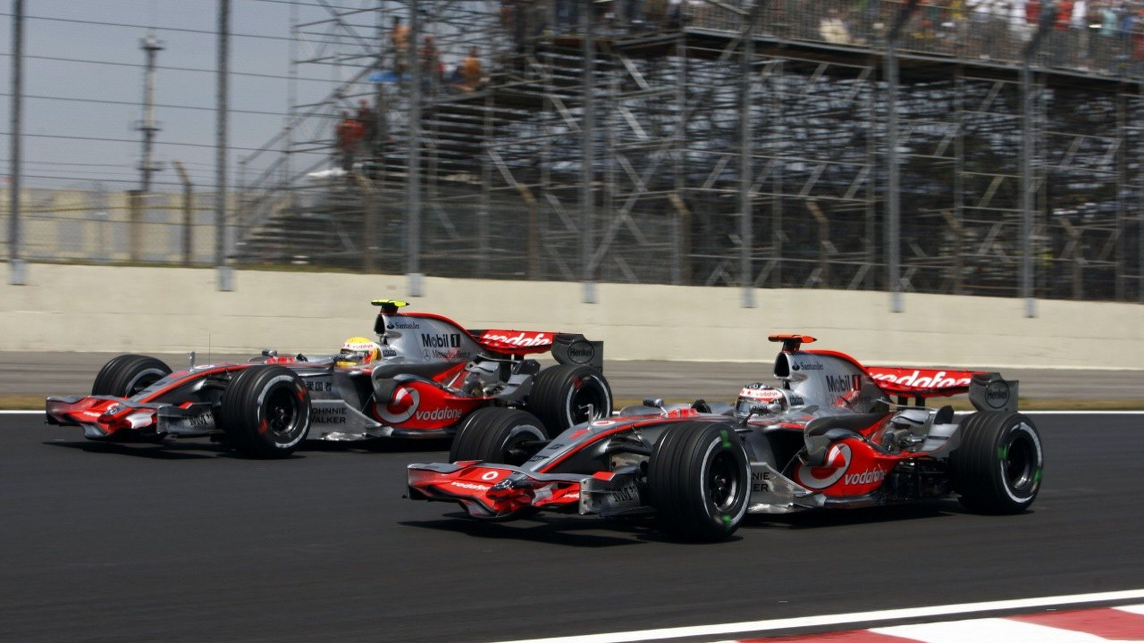 Alonso y Hamilton en el GP de Brasil de 2007, en el que se jugaron el título de aquella temporada