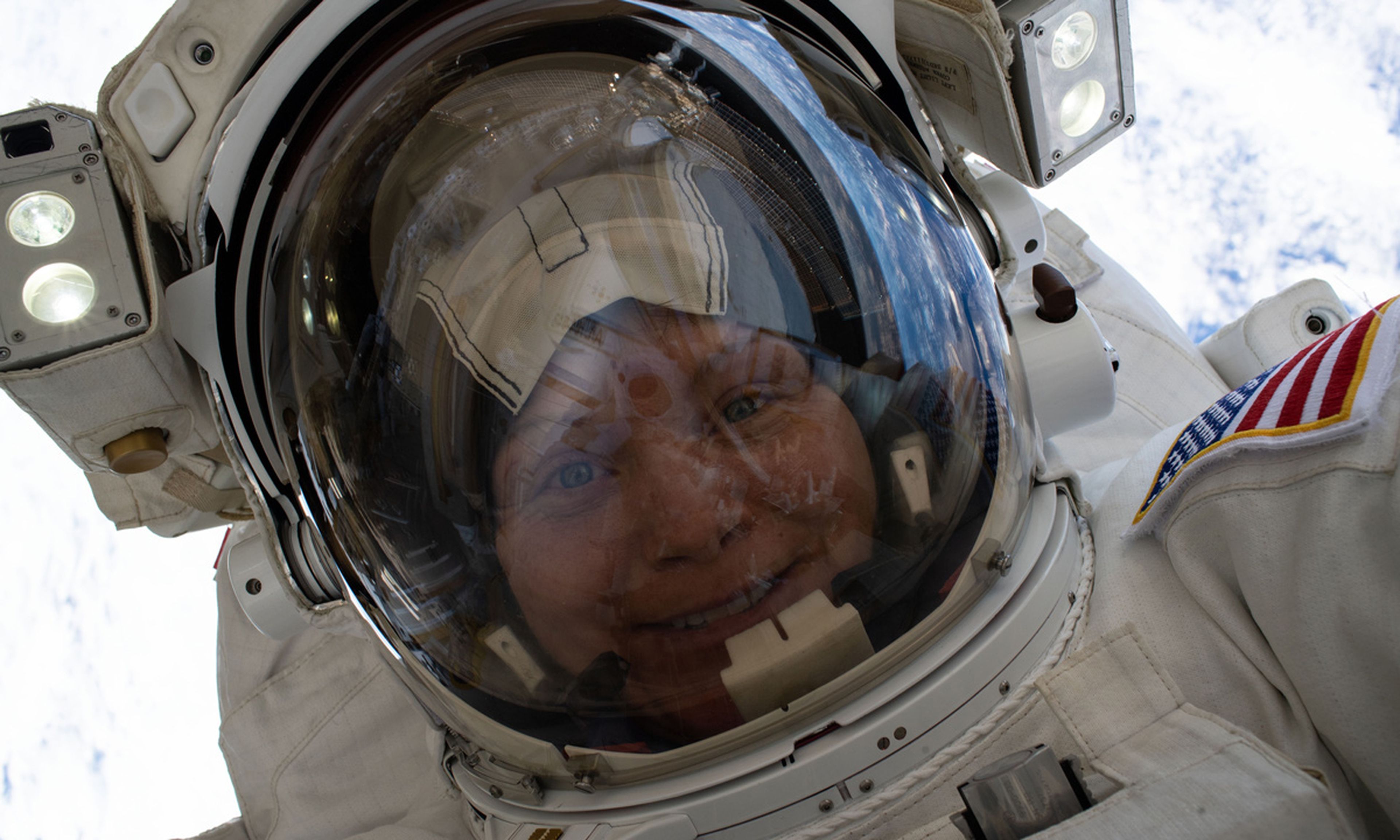 La coronel McClain se hizo este 'selfie' durante uno de sus paseos espaciales.
