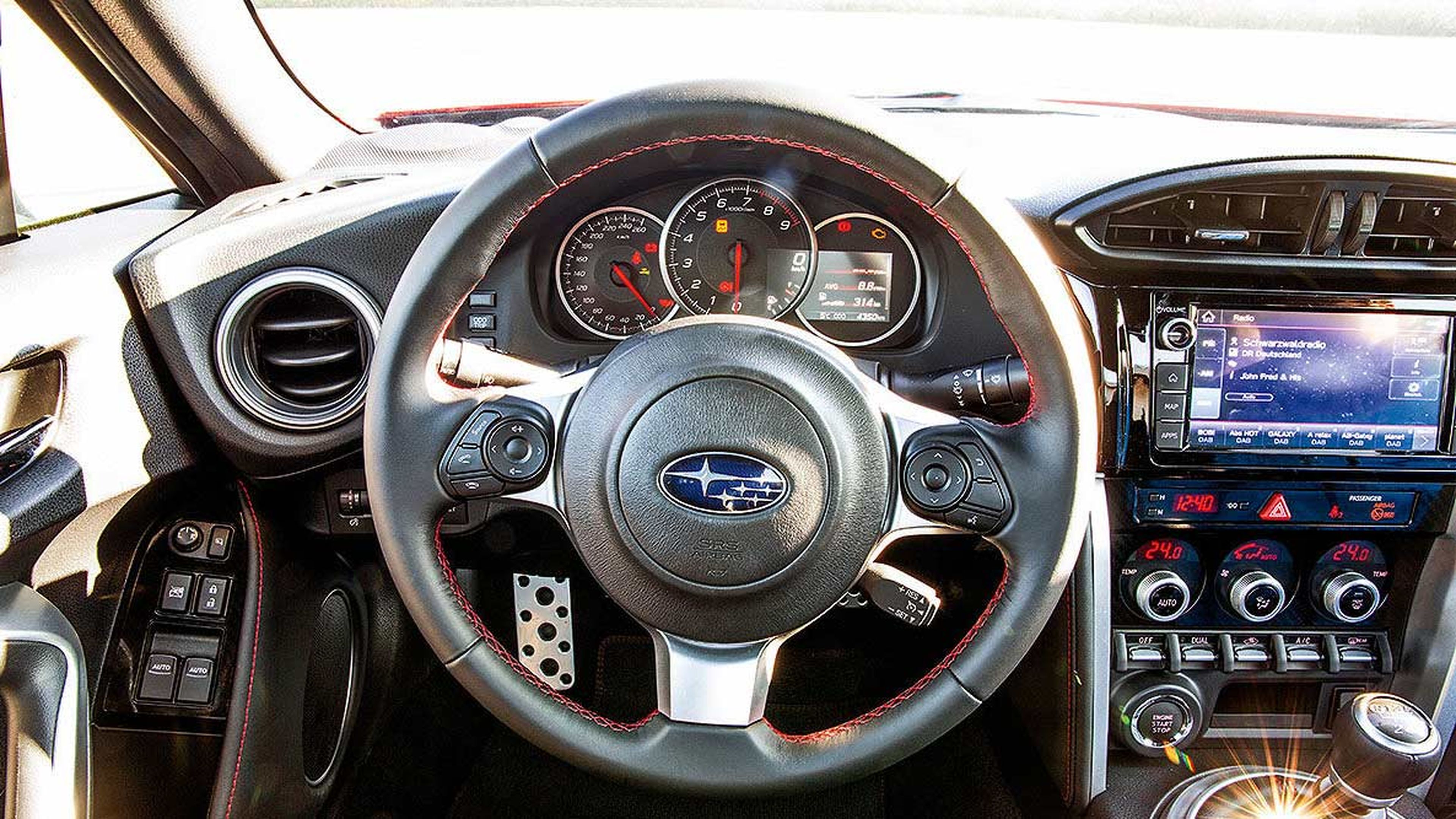 Interior bien ordenado en el Subaru