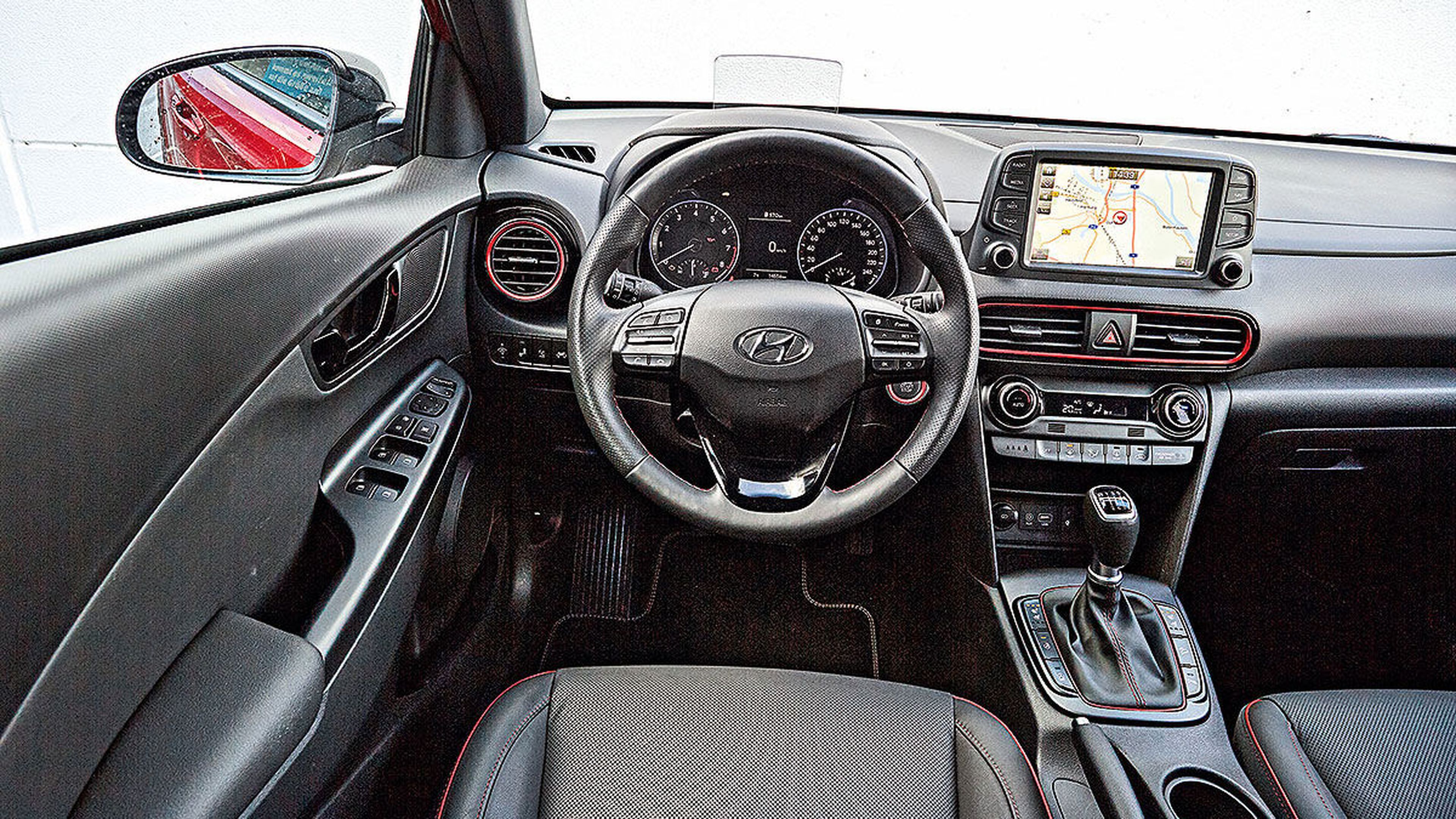 Interior del Hyundai claro y sencillo