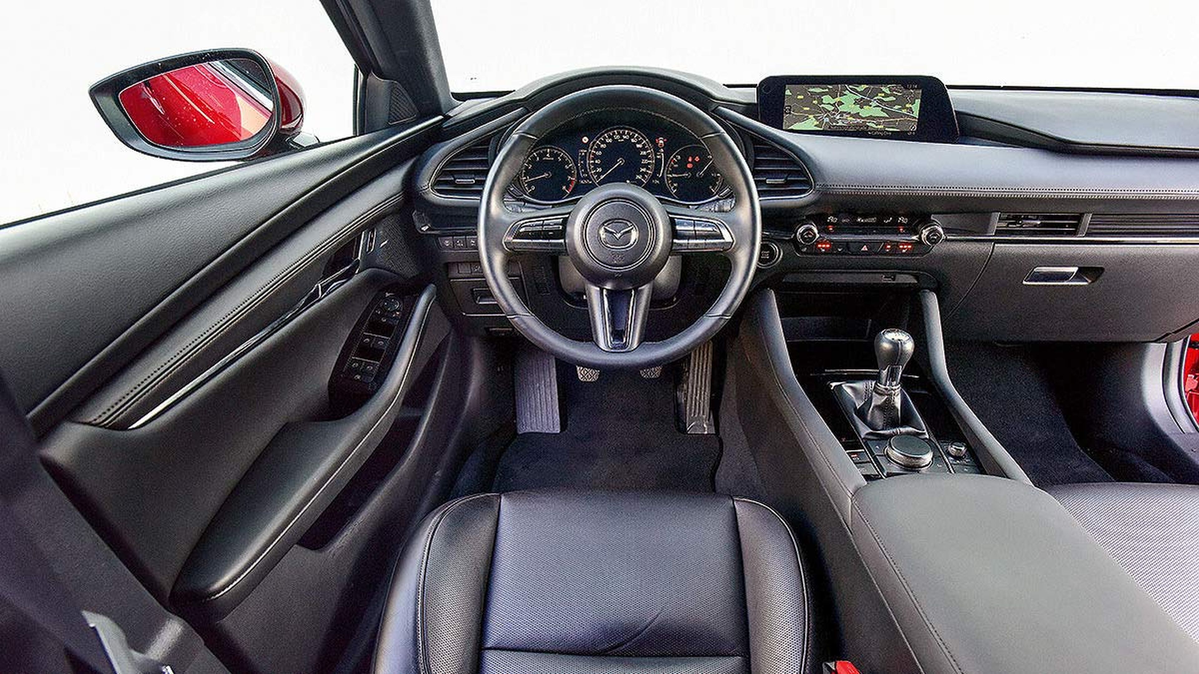 Cockpit reduccionista y elegante en el Mazda