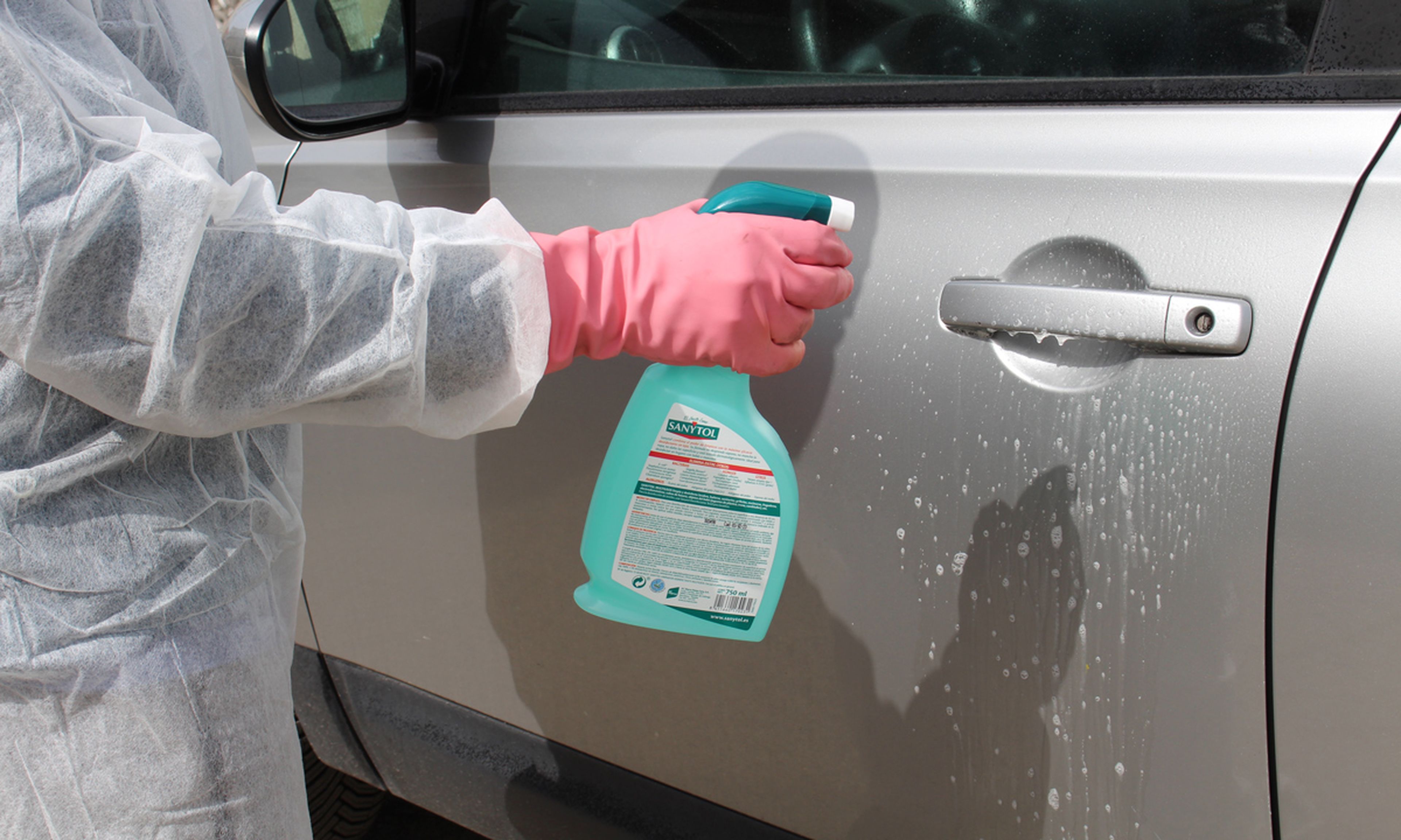 Cómo limpiar y desinfectar el interior de un coche