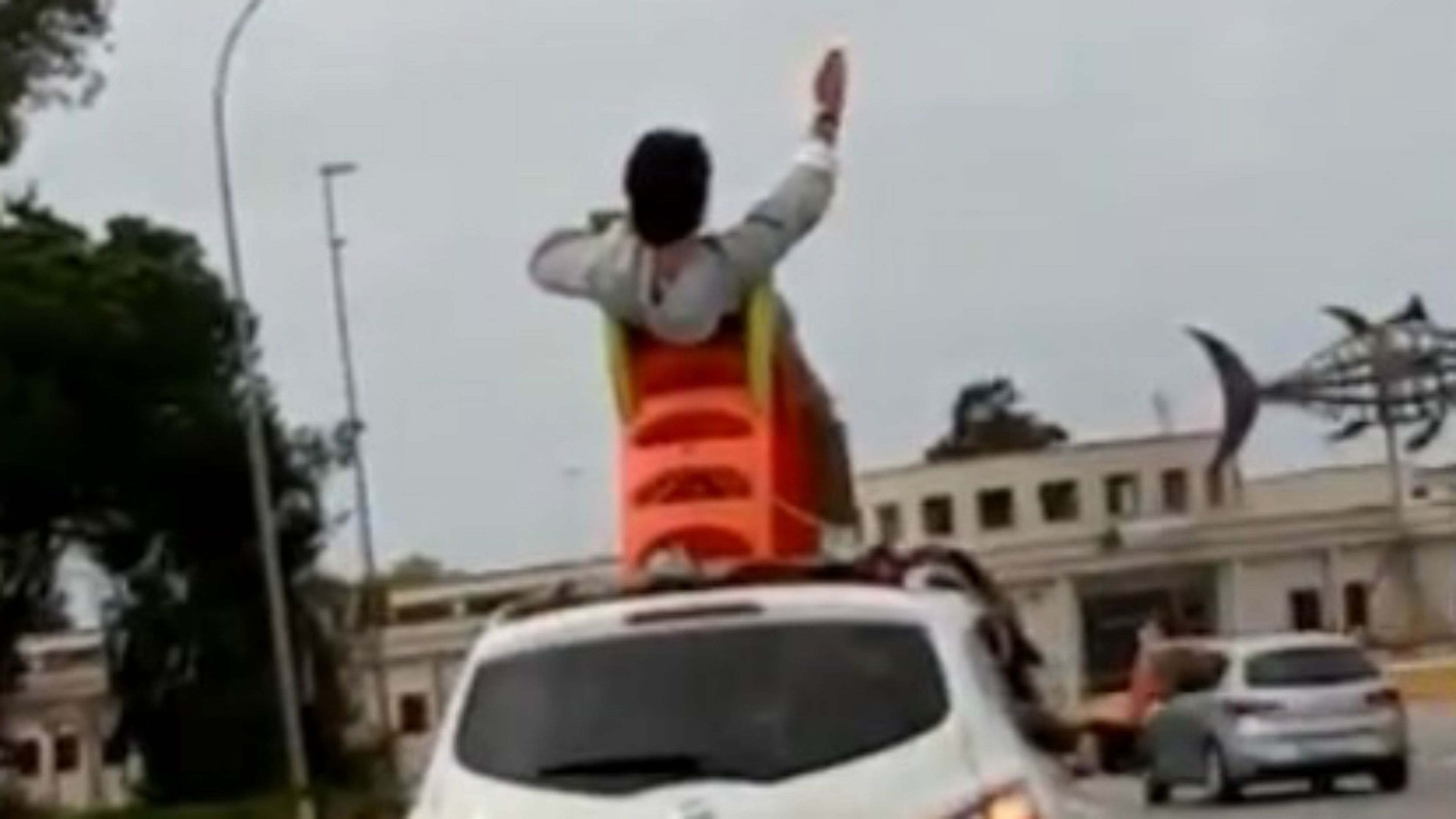 Detenido un conductor por circular con un tobogán en el techo del coche y llevar a una persona en él