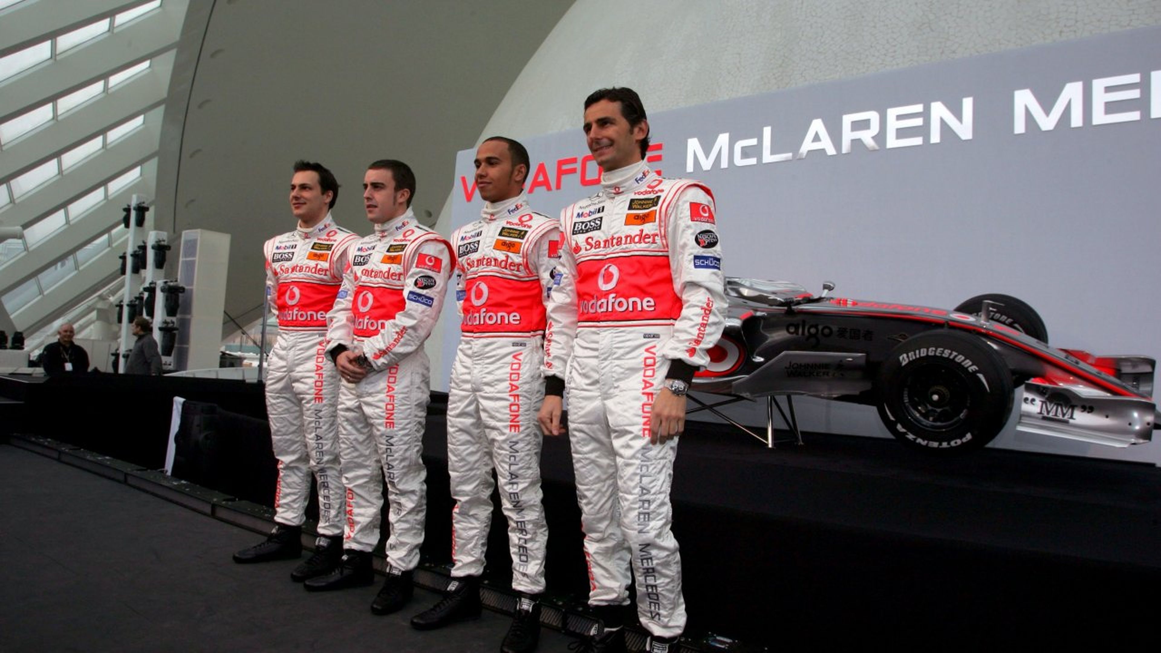 Gary Paffett, Fernando Alonso, Lewis Hamilton y Pedro de la Rosa en la presentación del equipo McLaren de 2007
