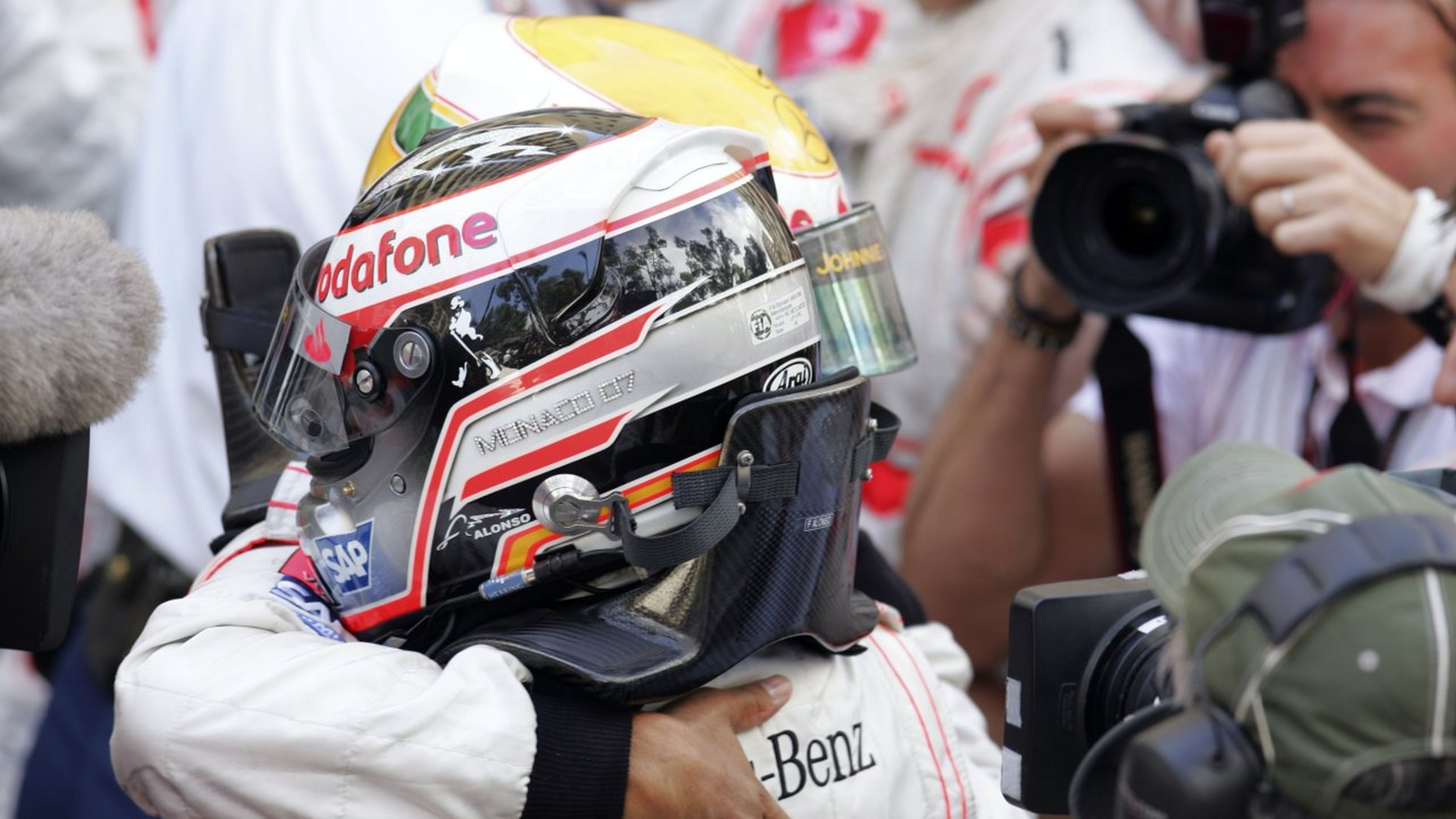 Fernando Alonso y Lewis Hamilton, abrazados tras el GP de Mónaco