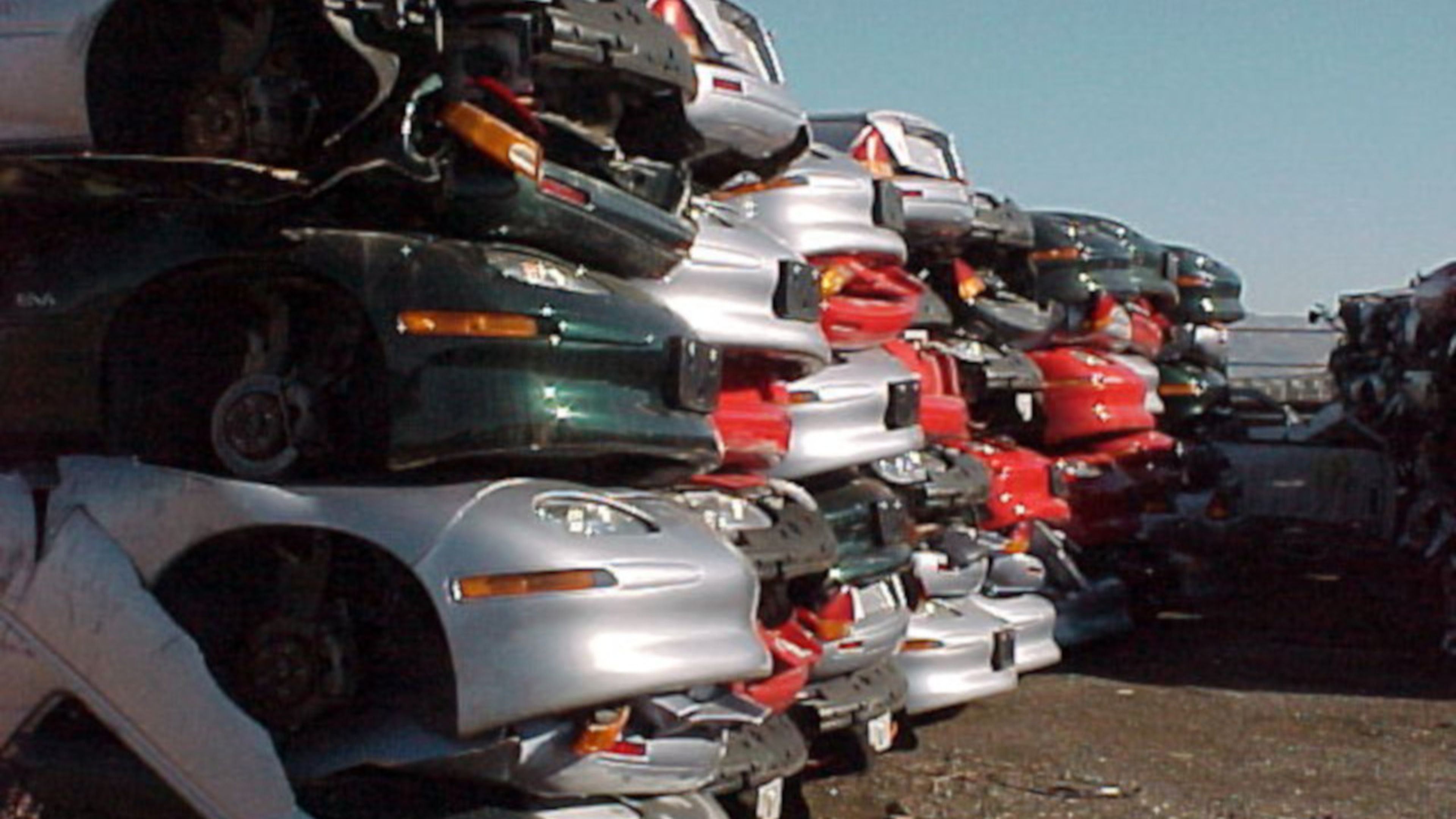 Centenares de unidades del EV1 de GM en un desguace.