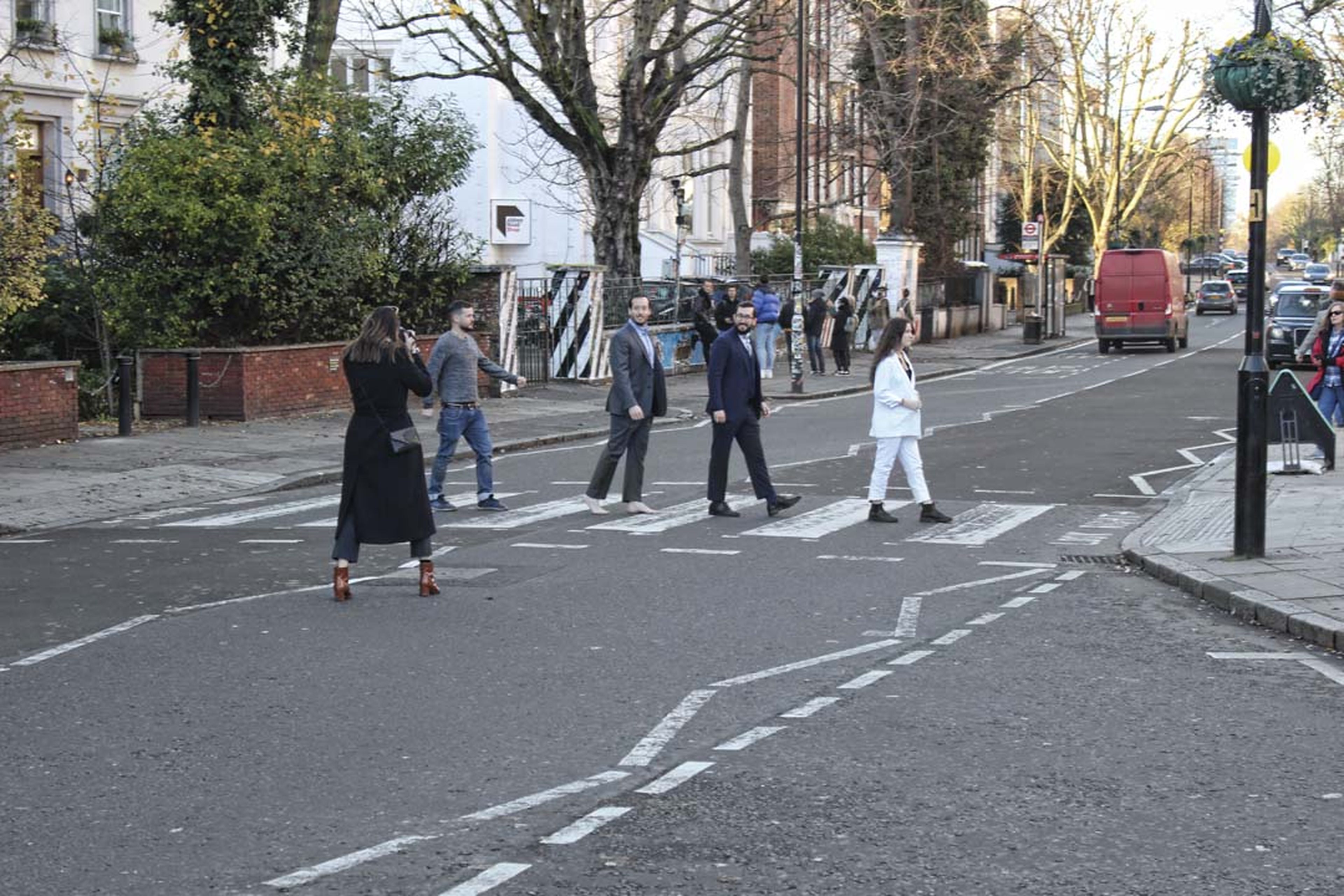 Pintan otra vez Abbey Road por el coronavirus