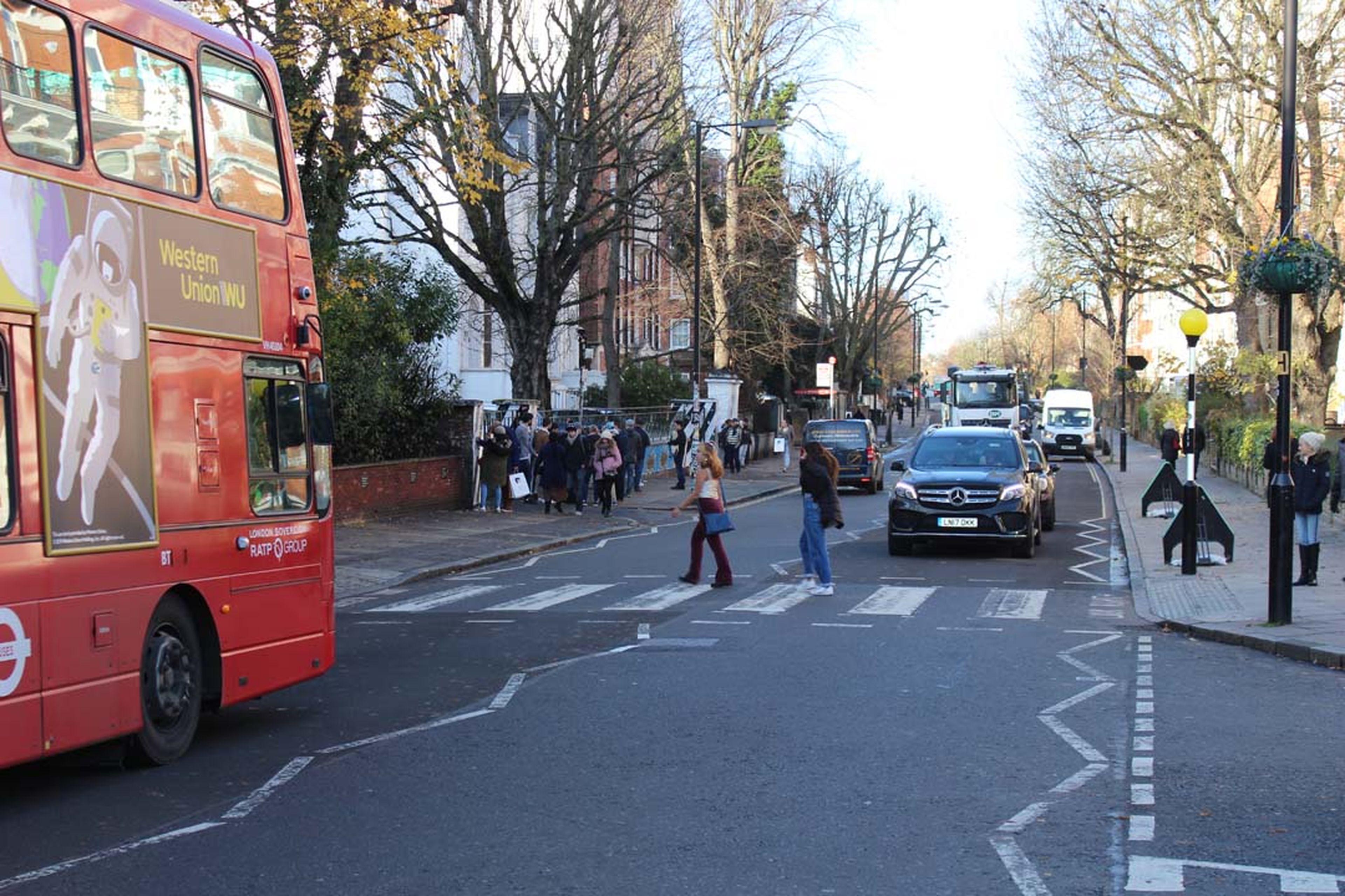 Pintan otra vez Abbey Road por el coronavirus
