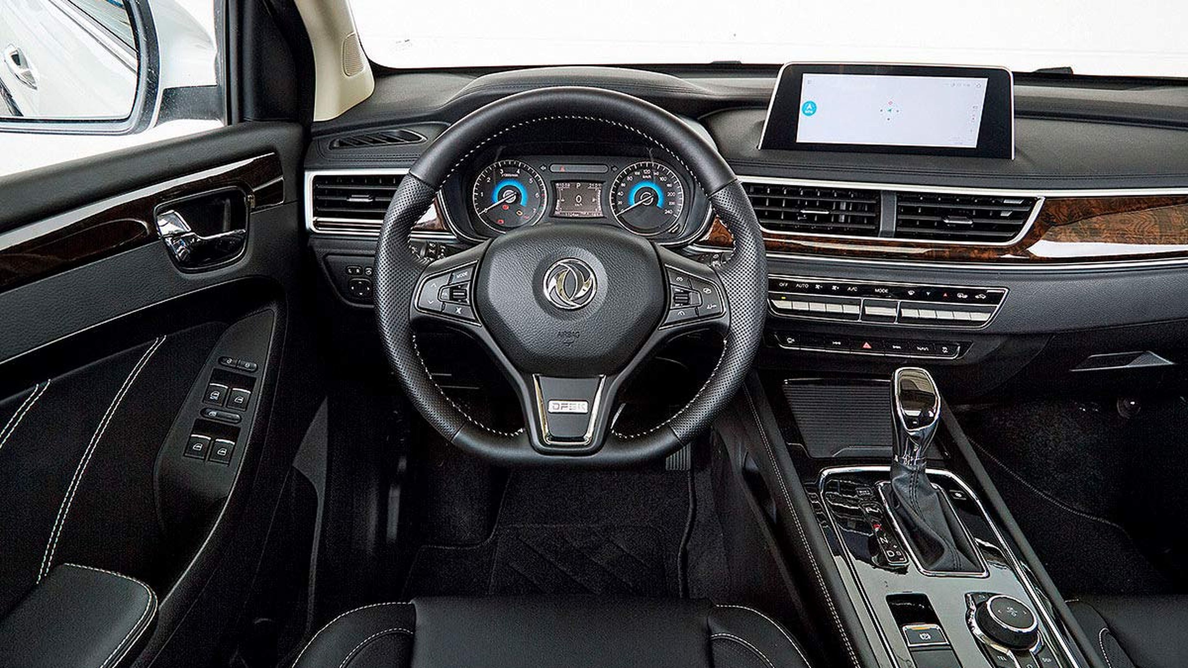 Interior un poco Frankenstein: Mercedes, BMW, Toyota...