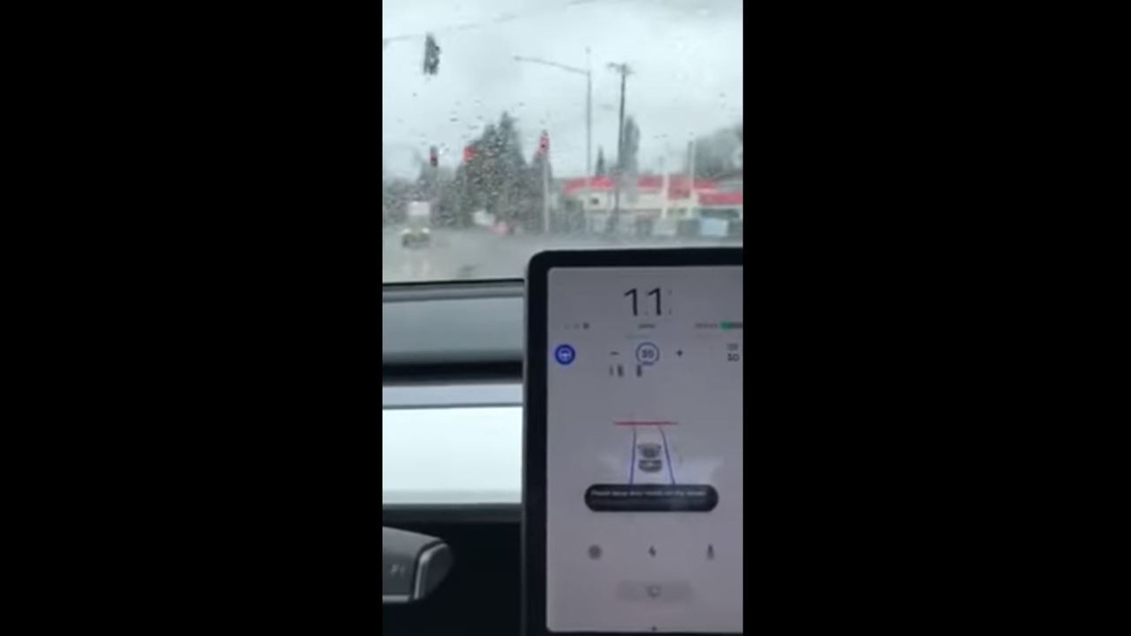 Tesla Model 3 semaforo