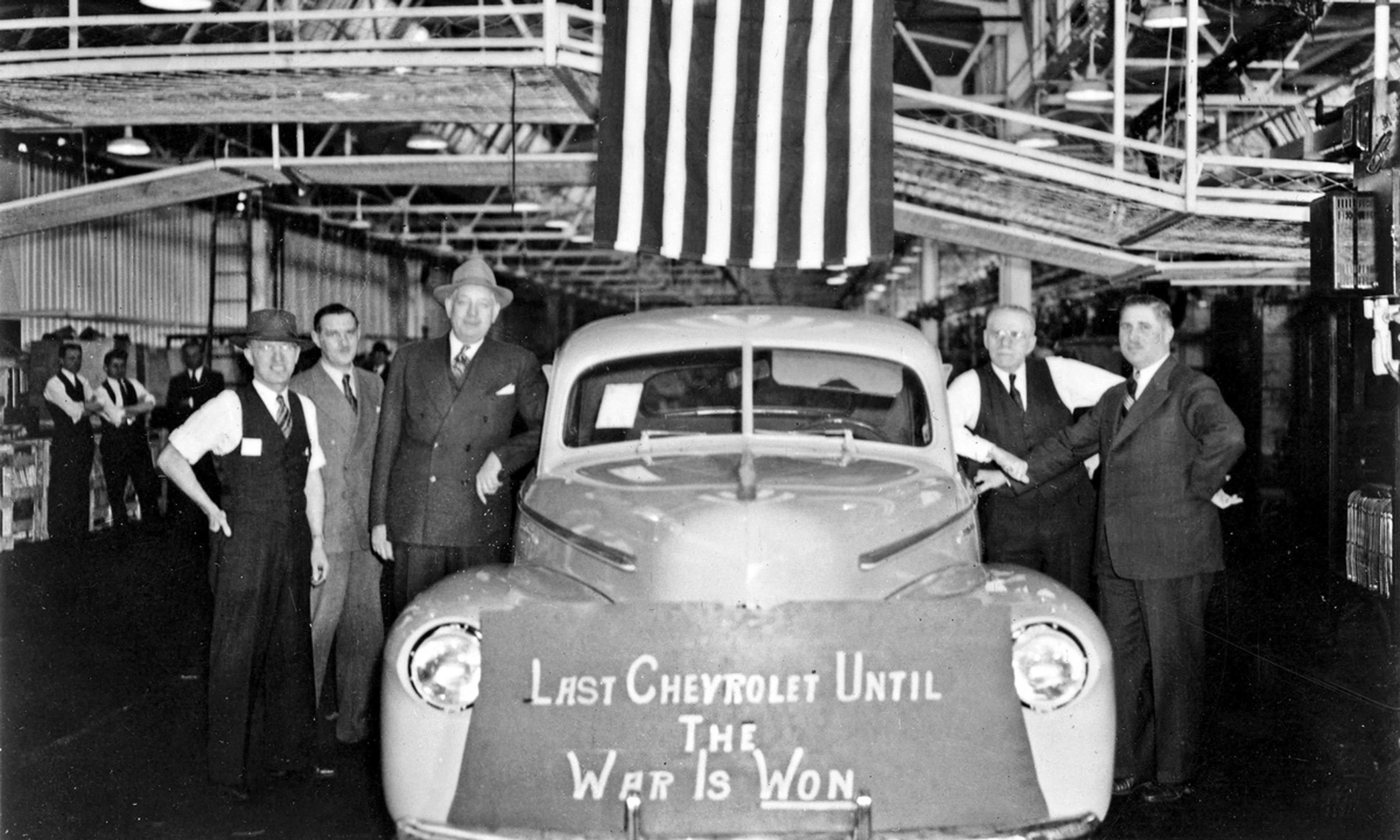 El último Chevrolet que se fabricó en 1942, antes de iniciar el esfuerzo bélico.
