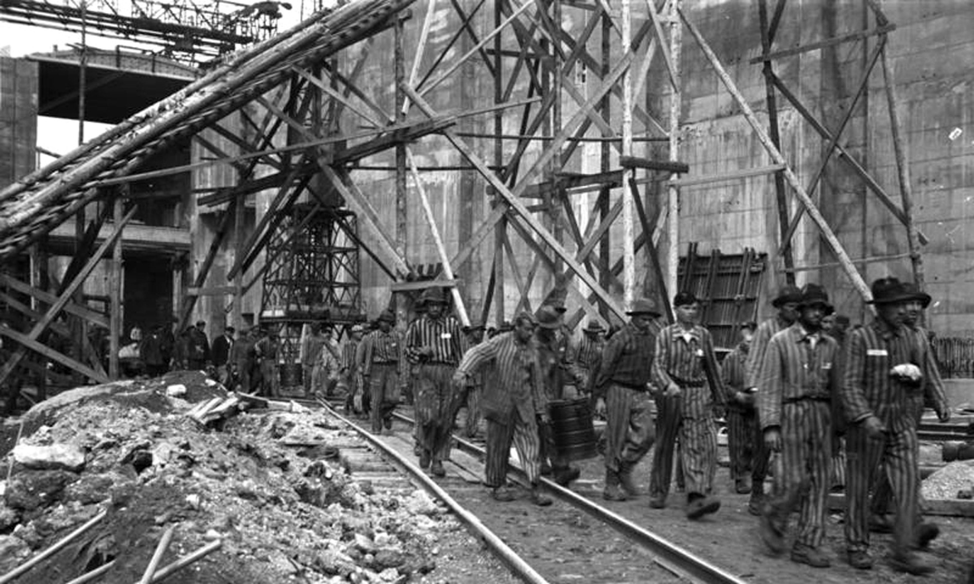Trabajadores esclavos en una fábrica de submarinos U-Boot.
