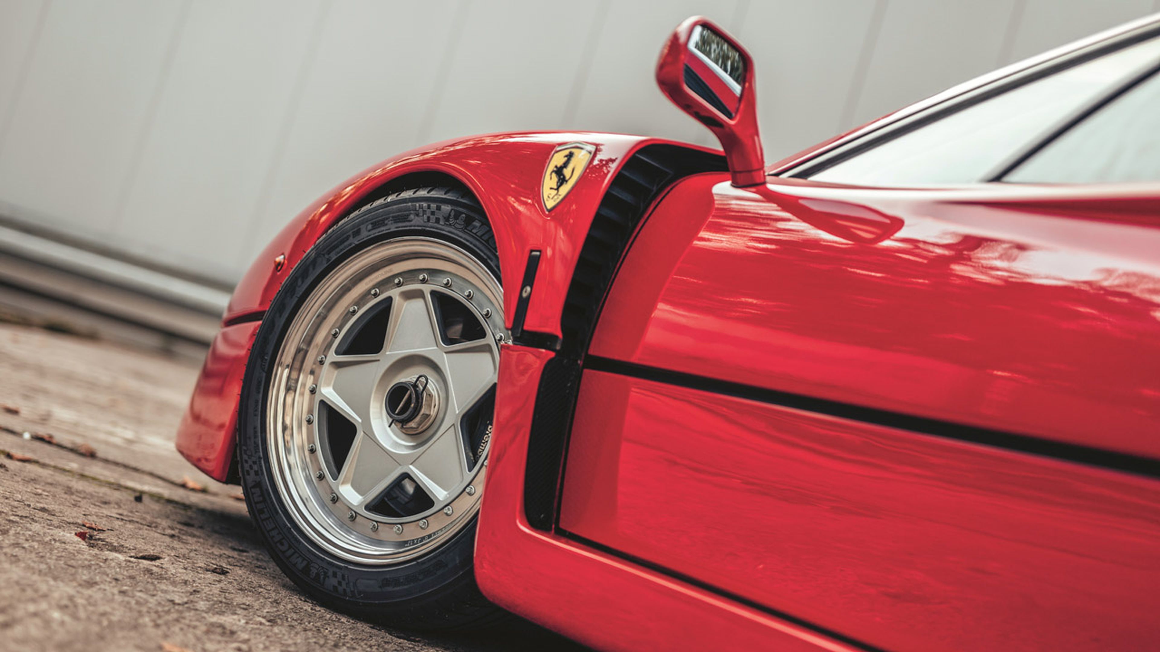 Detalle lateral de un Ferrari F40.